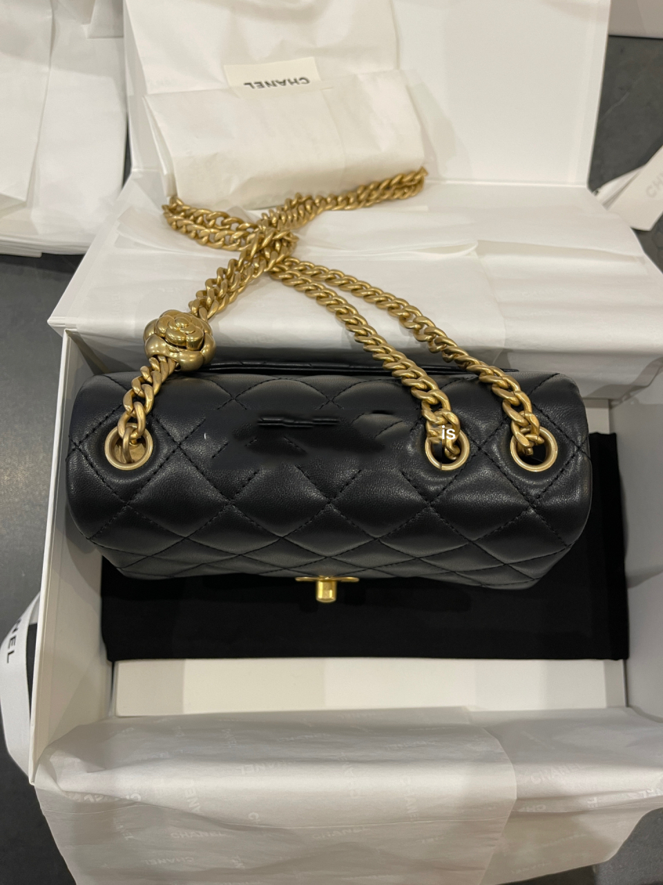 chanel23s 山茶花调节扣方胖子 这个包型真的爱了 跟经典款方胖子一摸