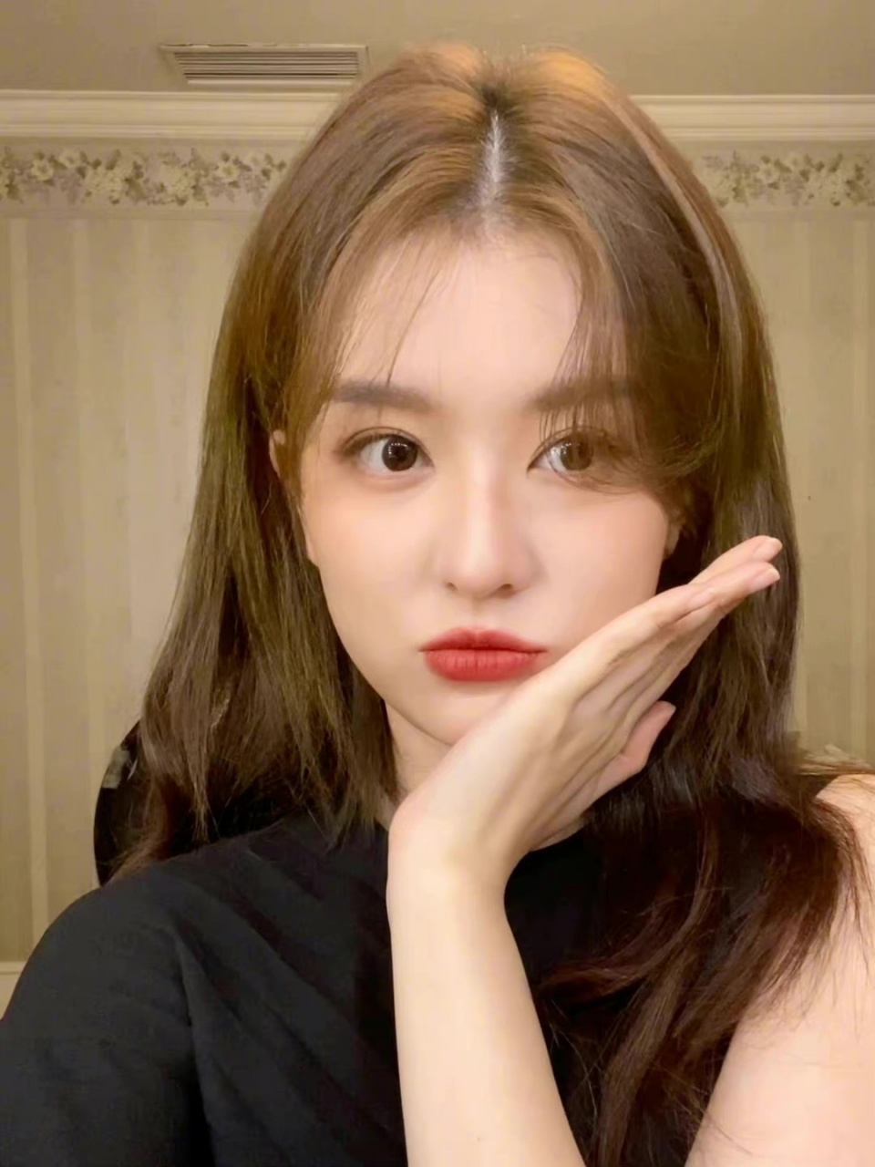 乔欣自拍三宫格live图来啦[期待]这氛围感美女,红唇卷发一整个爱住了