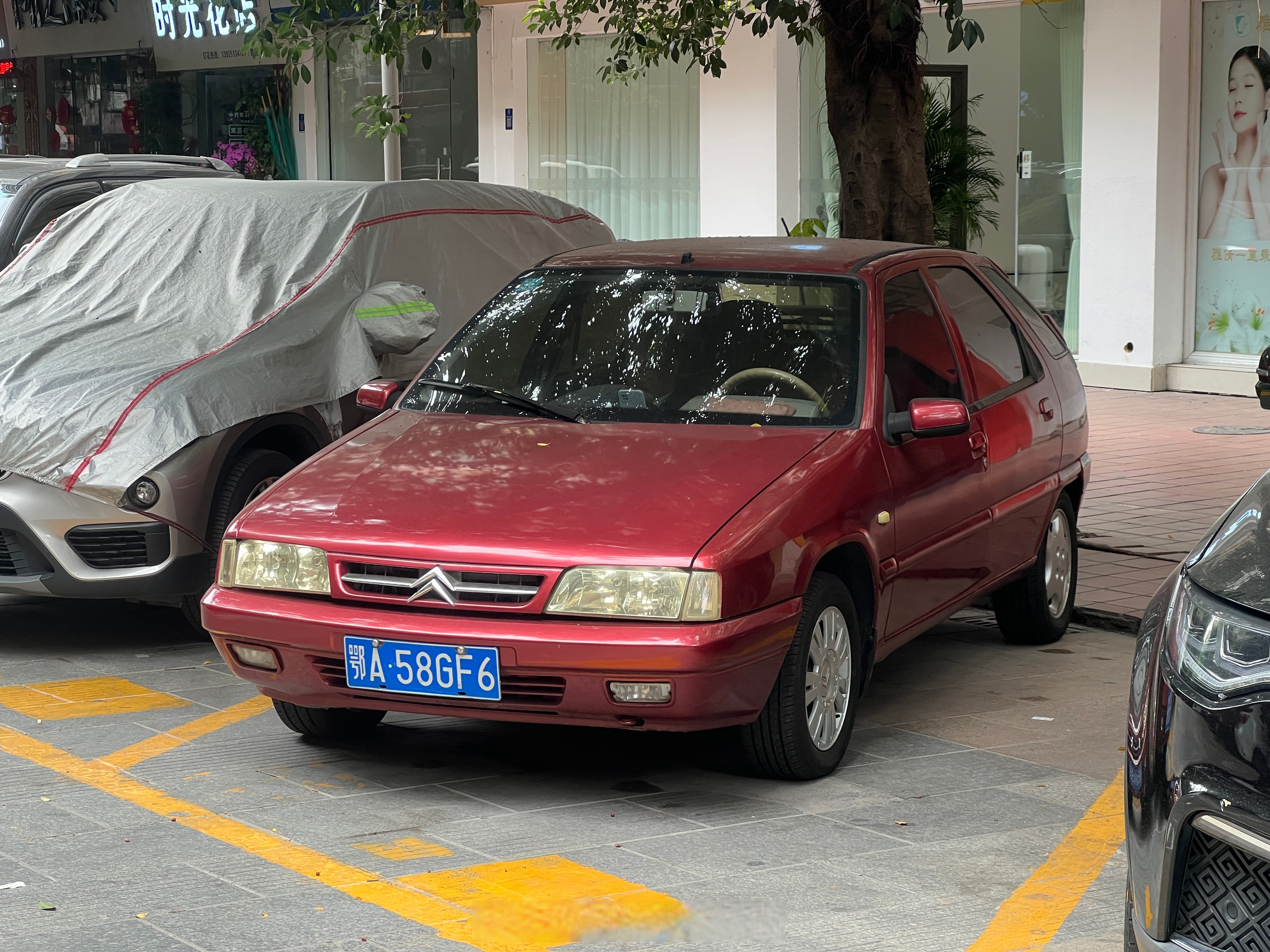 佛山街头, 2004年款的东风雪铁龙富康axc"新浪潮"