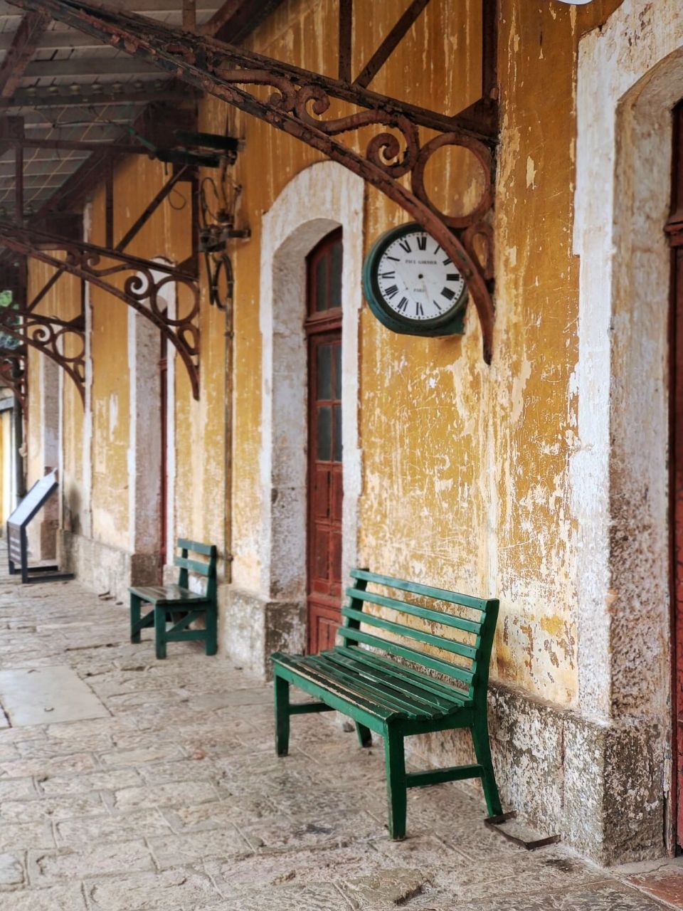 充满法式风情的蒙自碧色寨火车站 碧色寨作为滇越铁路上的车站,历经