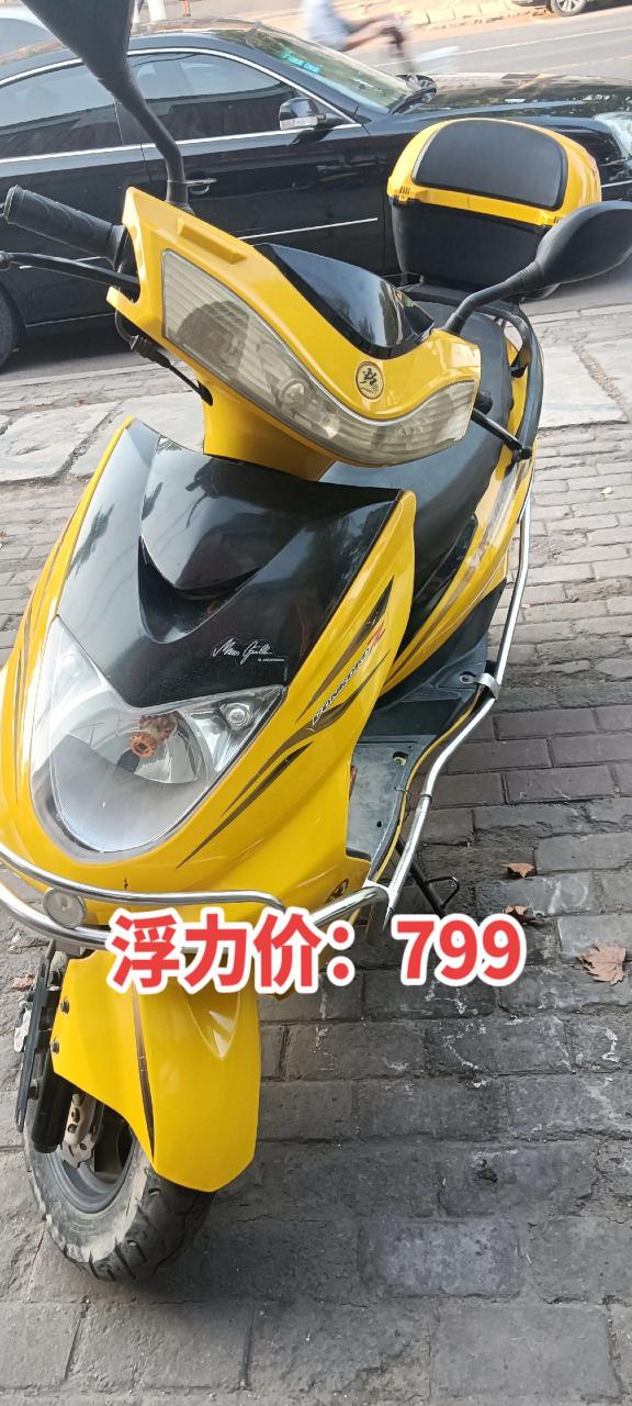劲力125踏板摩托车,外观不错,不烧机油,浮力价799,看上的速度来秒