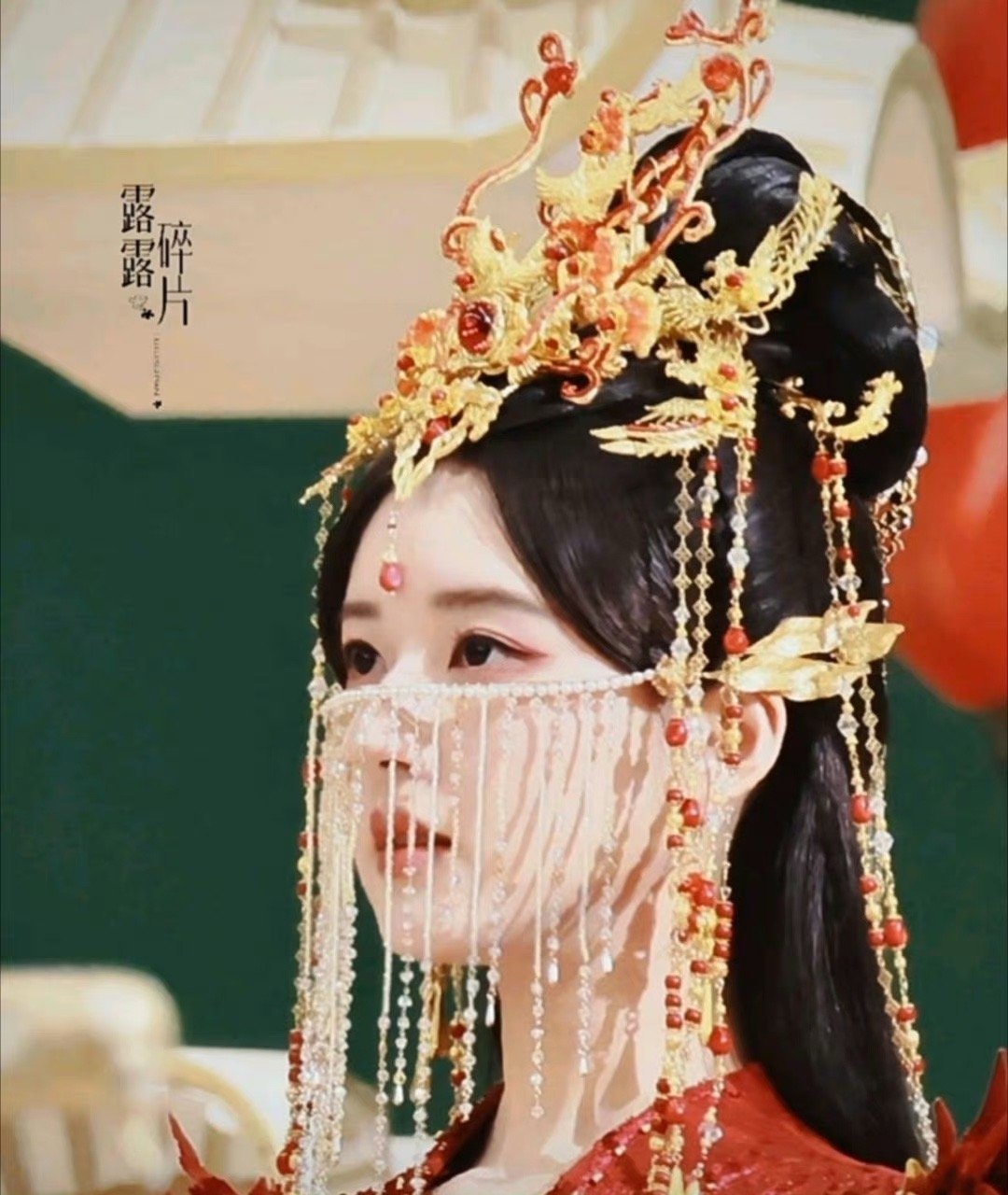 赵露思《神隐》大婚路透的造型,感觉和陈都灵大婚剧照很像.