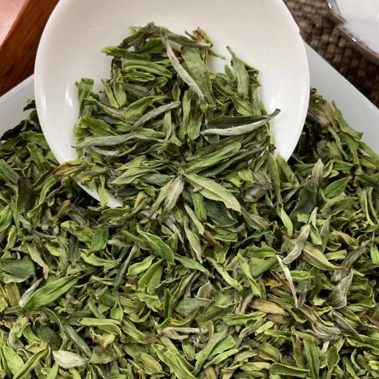 今年首采白毫银针鱼叶,也叫做胎叶,下午抽空冲泡了一杯,花香足,冰糖