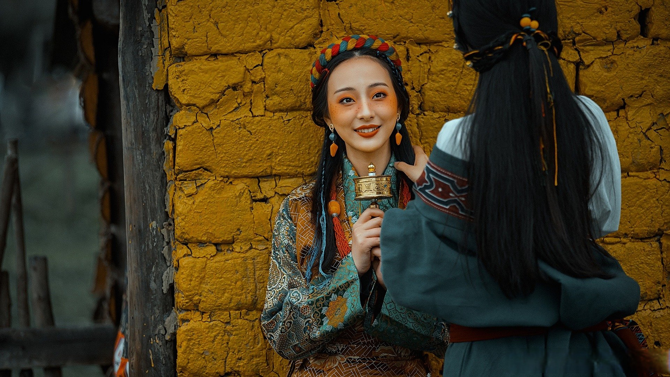 《阿姐鼓》讲述了一个孤单的小姑娘失去了相依相伴的哑巴阿姐的传说