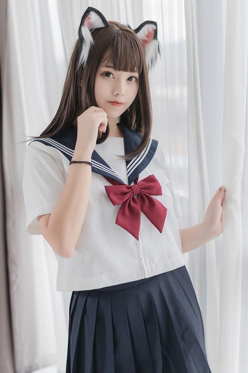 非常清纯的美少女蜜汁猫裘制服写真,甜美的小姐姐,以其清新自然的照片