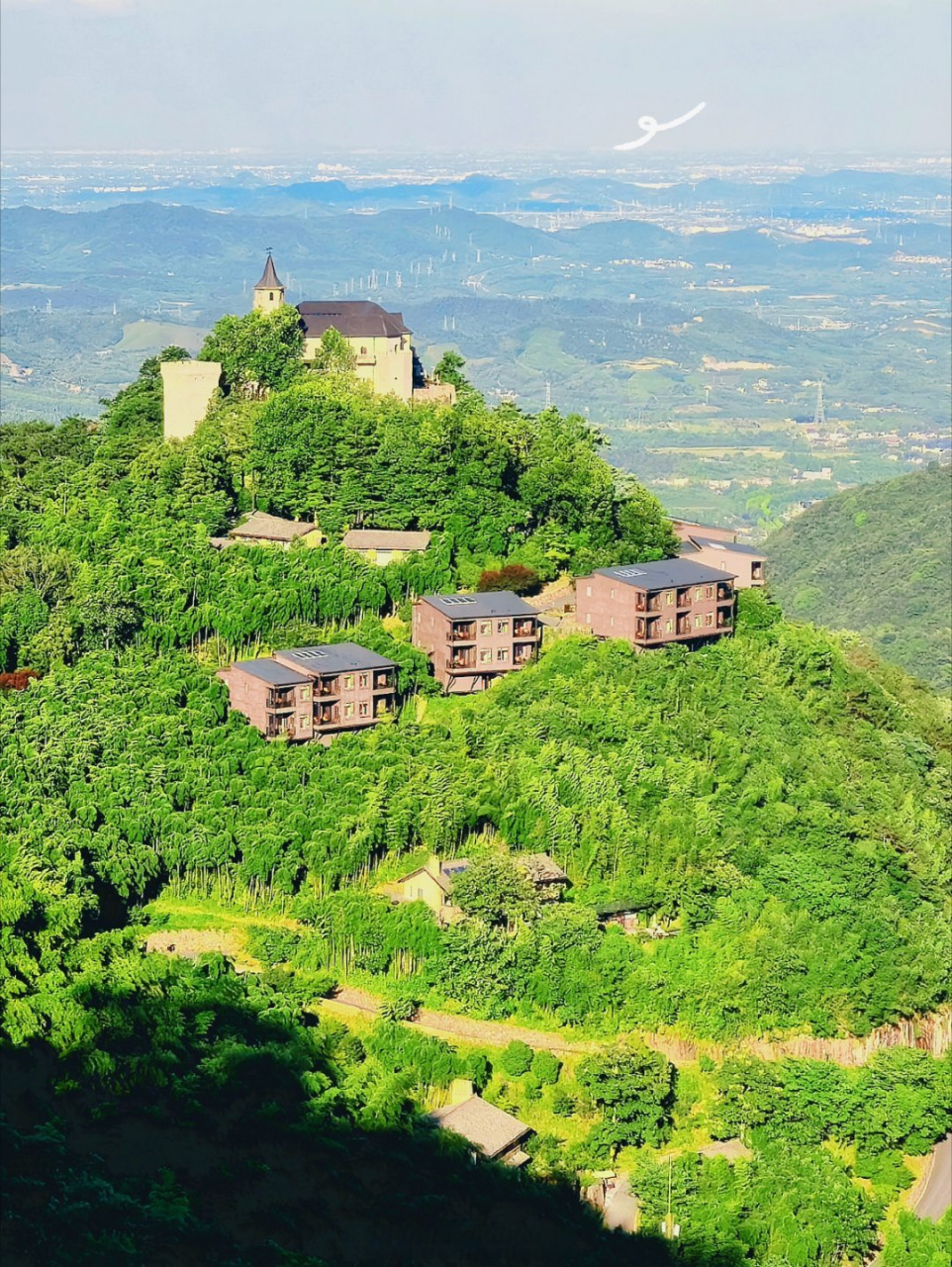 莫干山,位于浙江省湖州市德清县,是著名的避暑胜地,被"中国国家地理"