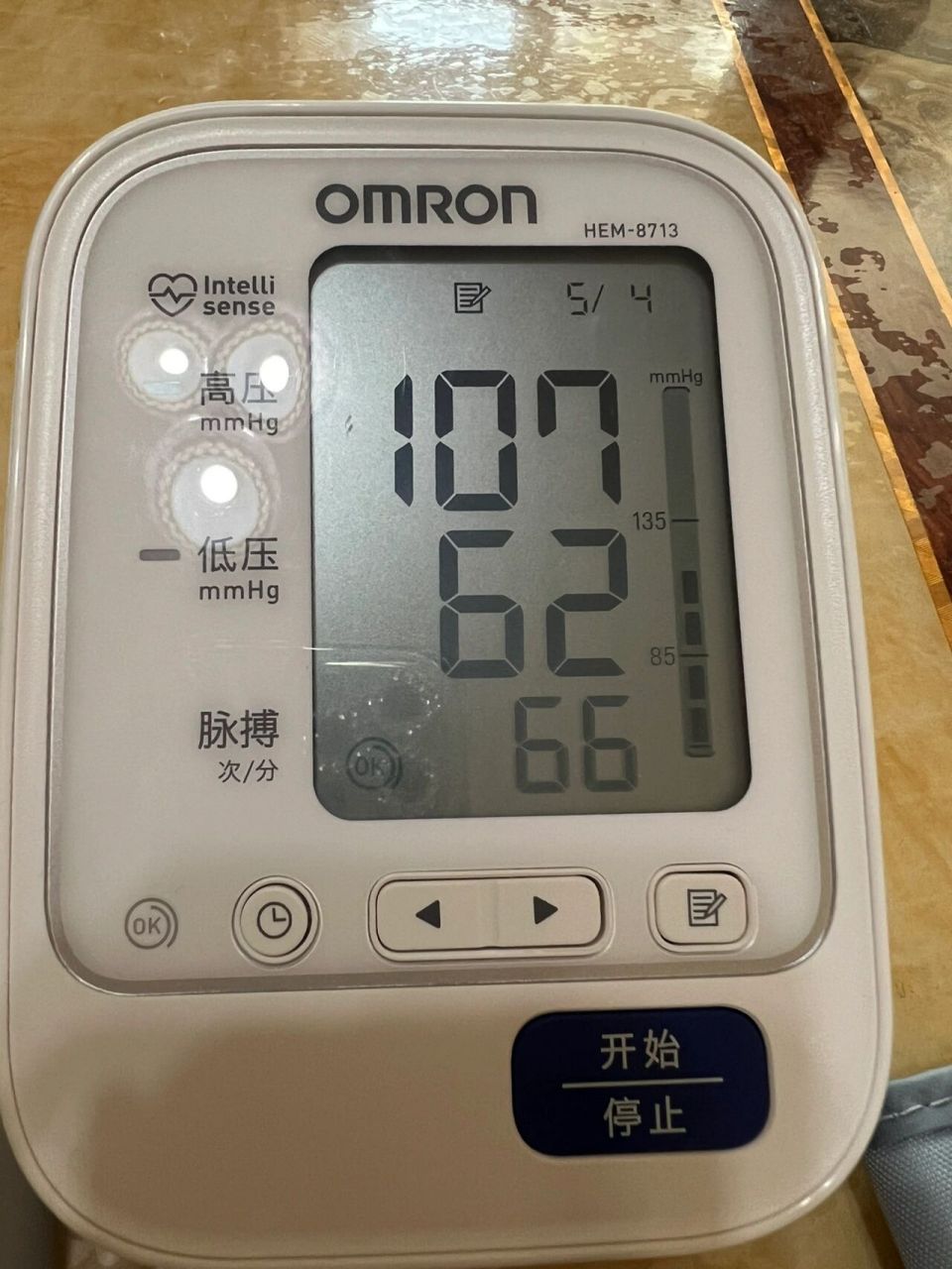 鱼跃水银血压计和欧姆龙电子血压计数值对比 最近有点焦虑,头晕脑胀