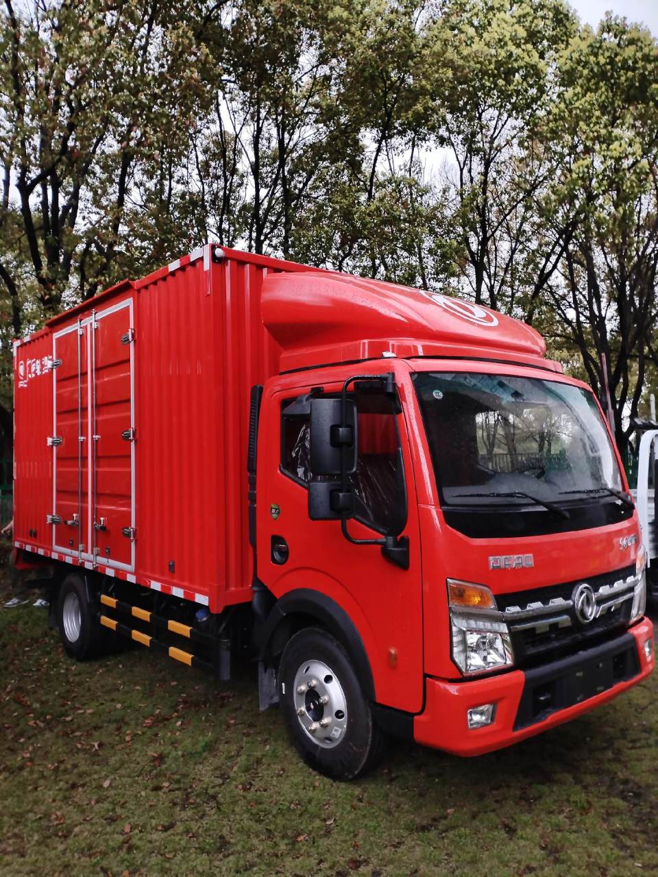 东风凯普特厢式货车,货箱长4.2米,宽2.1米,高2.1米,2.