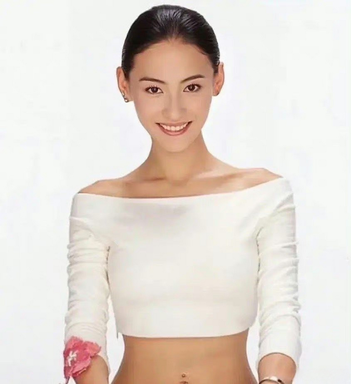 这么看的话张柏芝真的长得好精致啊,贴头皮的死亡造型竟然hold住了.