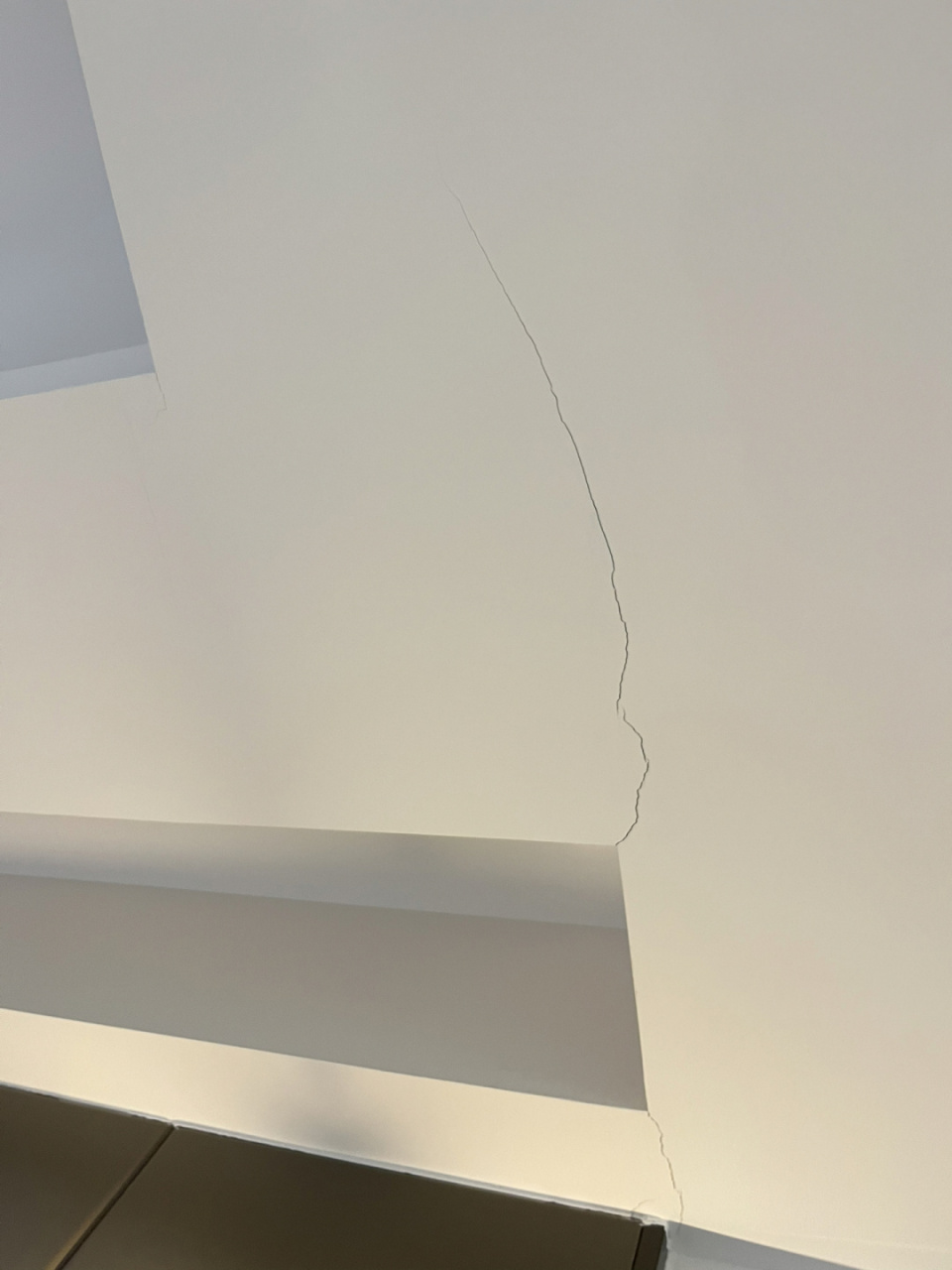 这吊顶开裂得离谱啊!