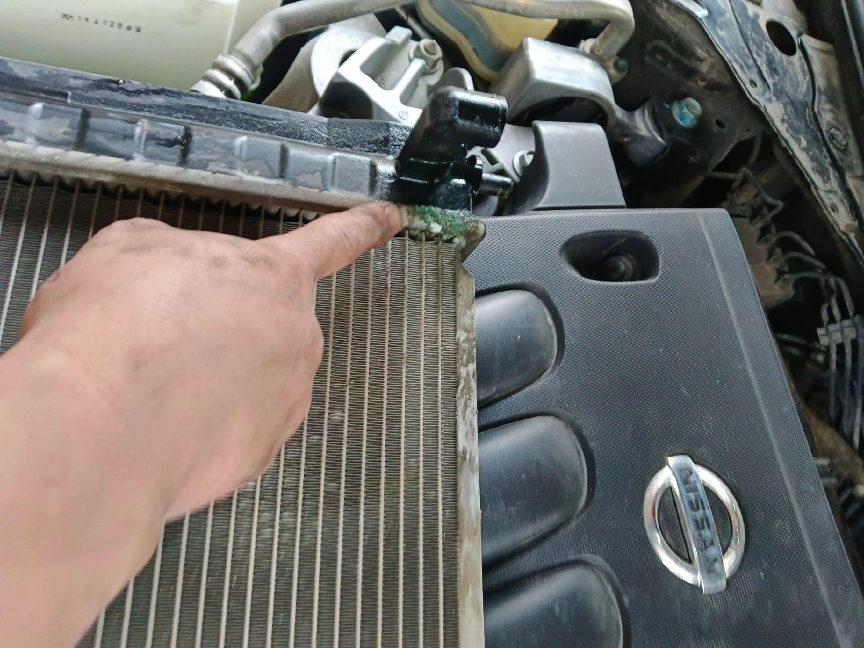 日产天籁,水壶经常缺防冻液,水箱渗水.更换水箱