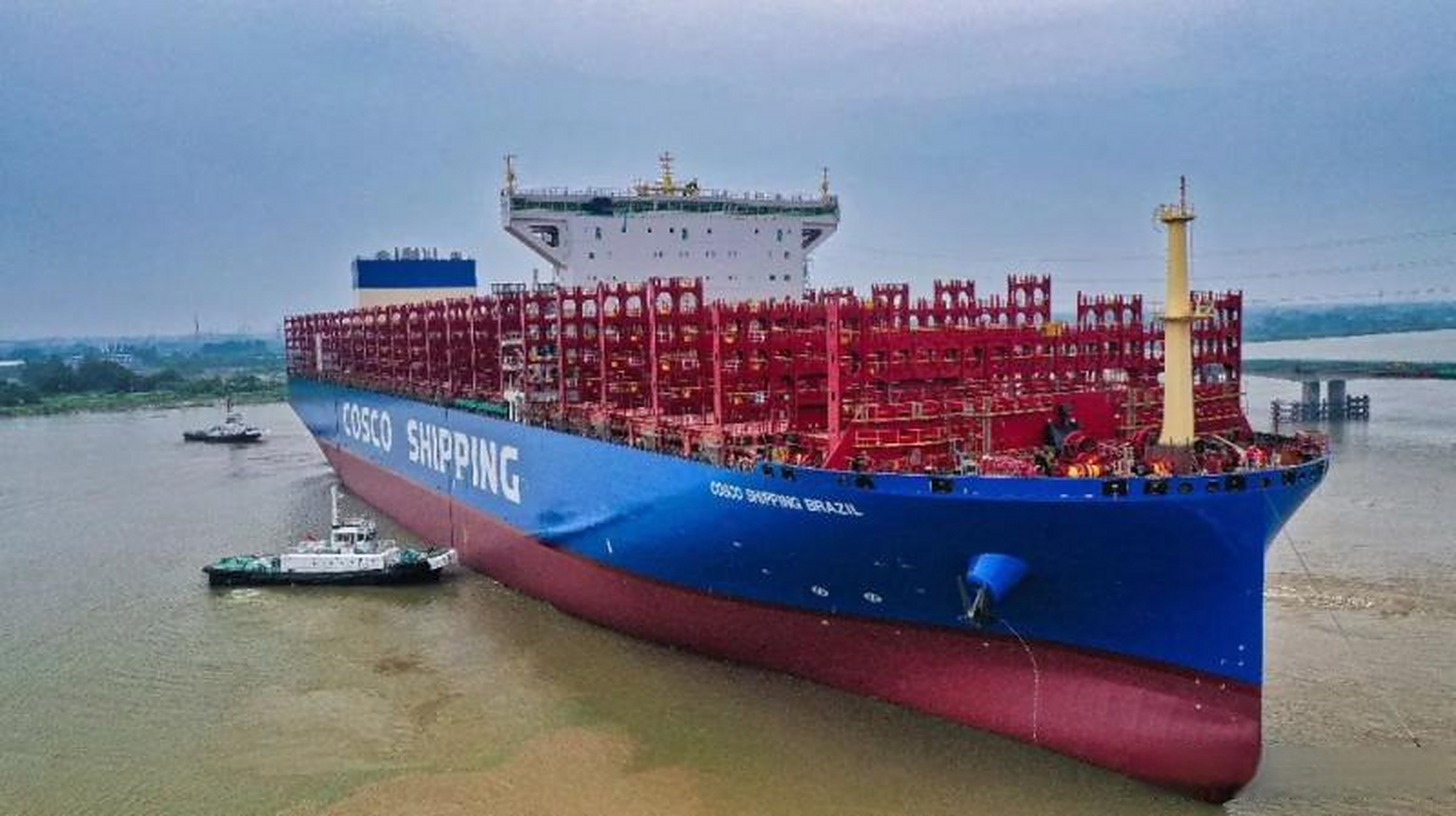 【扬州中远海运重工首制14000teu集装箱船出坞】6月13日下午,扬州中远