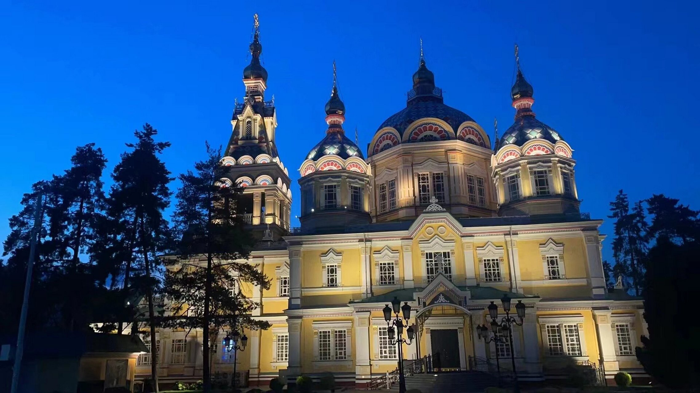 哈萨克斯坦9691阿拉木图升天大教堂 糖果色的教堂