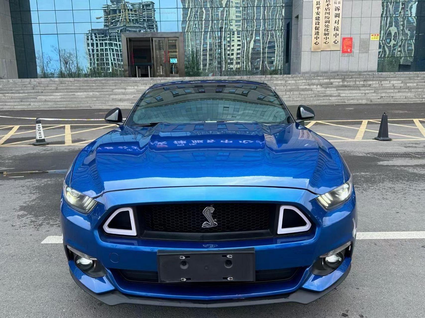 0蝰蛇套件 无钥匙进入 双电动座椅加热通风 差速锁 碳纤维尾翼 红色