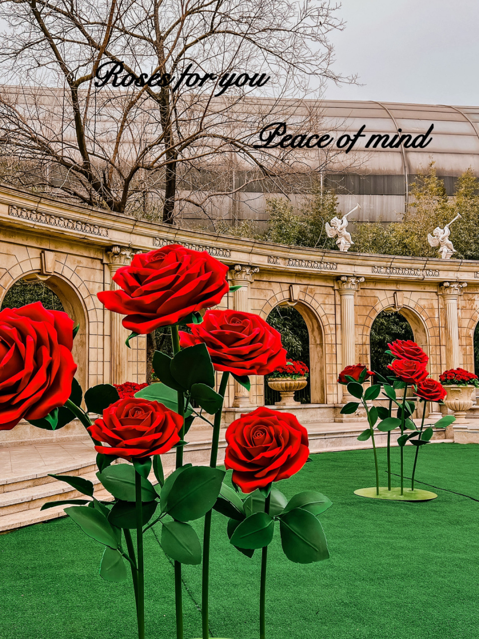 2米高的巨型玫瑰花 搭配着文艺复古的雕塑石柱和俄式花园 独添一份