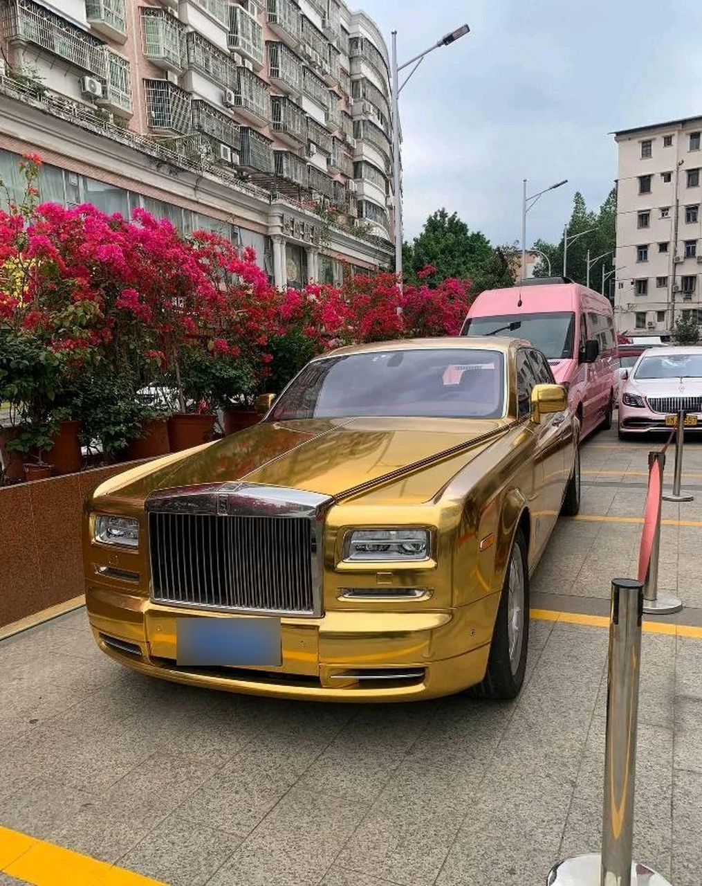 在广东梅州偶遇一辆黄金版劳斯莱斯幻影