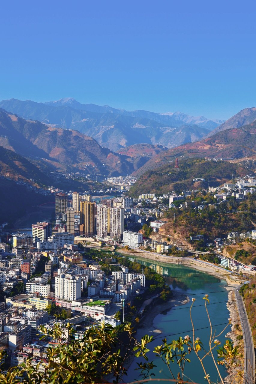 怒江傈僳族自治州泸水市六库镇/街道 图1如果不配文字,第一眼可能以为