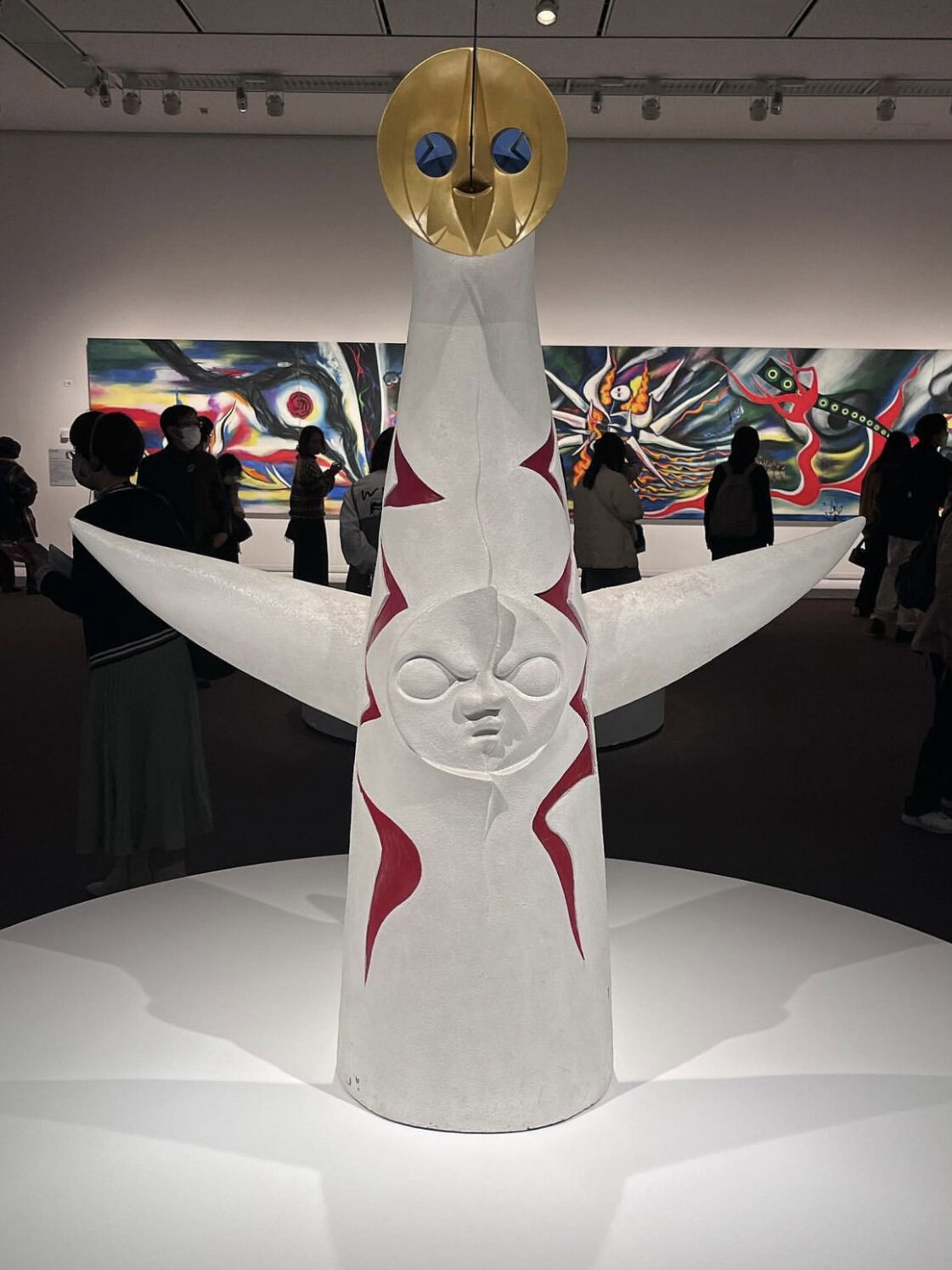 被誉为"东方的毕加索" 以创作1973年大阪世博会标志性建筑"太阳塔"而