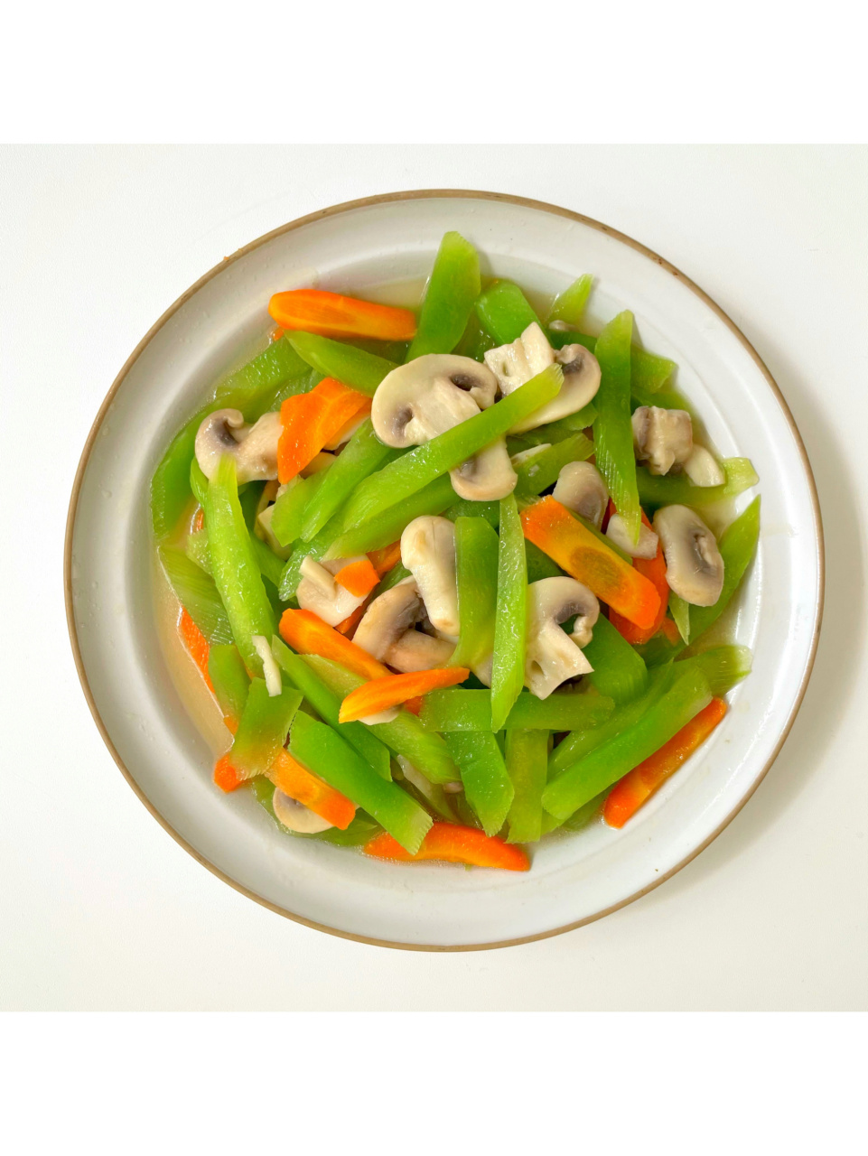 97简单易做,好吃不胖的素三鲜—莴笋炒蘑菇 7215一位退休老师的