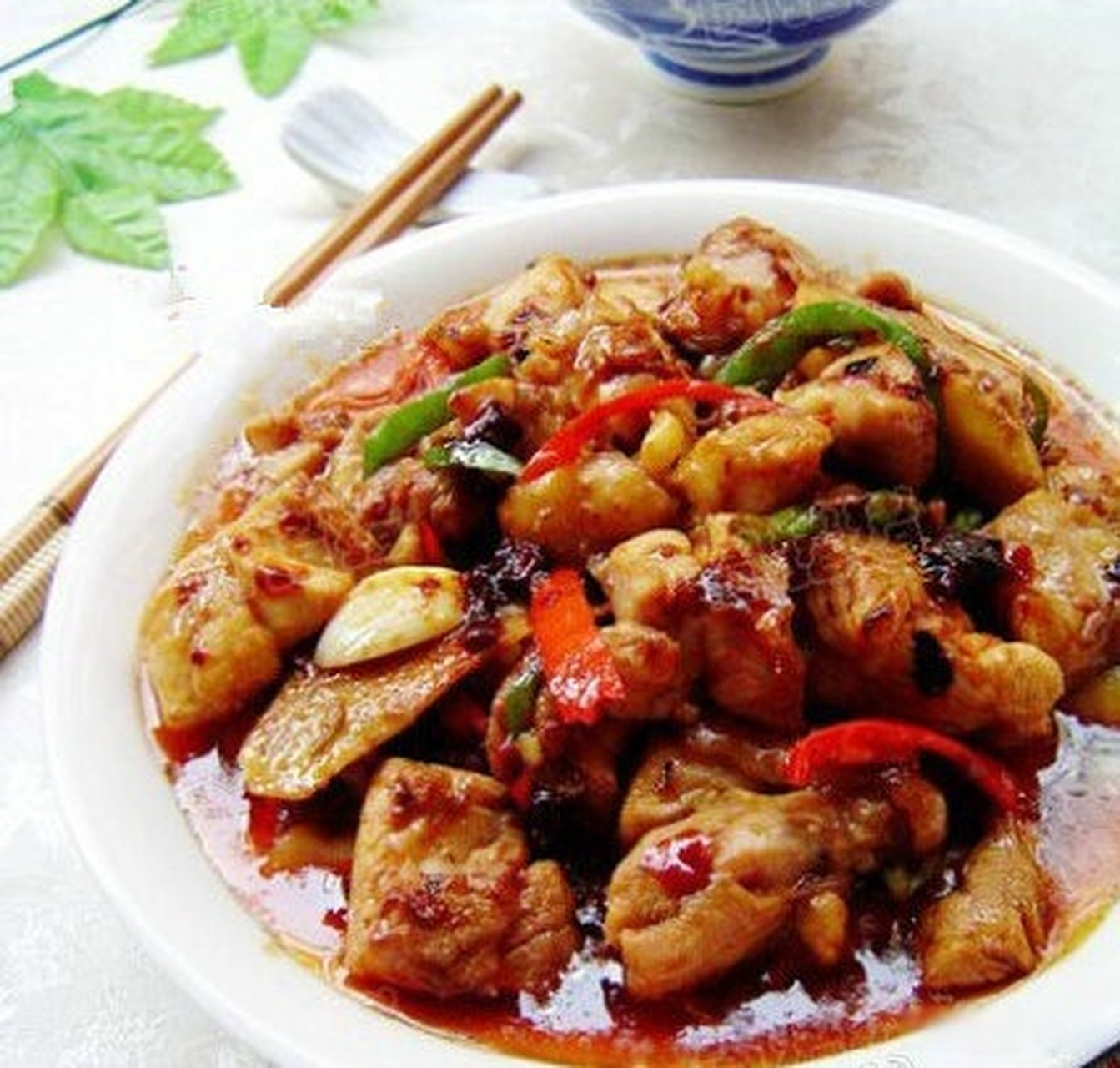 锅内热油,放入鸡块炒至断生盛出备用;4.