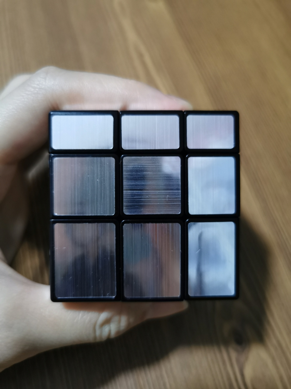 镜面魔方 1,底面十字 将最高的一层当做 底面,最薄的一层当做 顶面,套