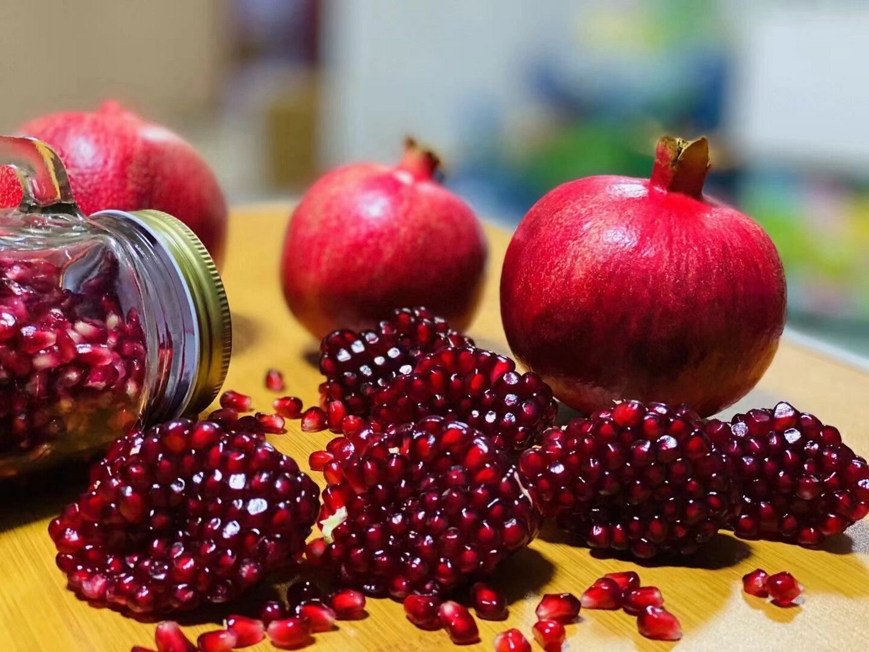 以色列黑籽软籽酸石榴 古话说得好: 八月过半,石榴当饭, 可以喝的