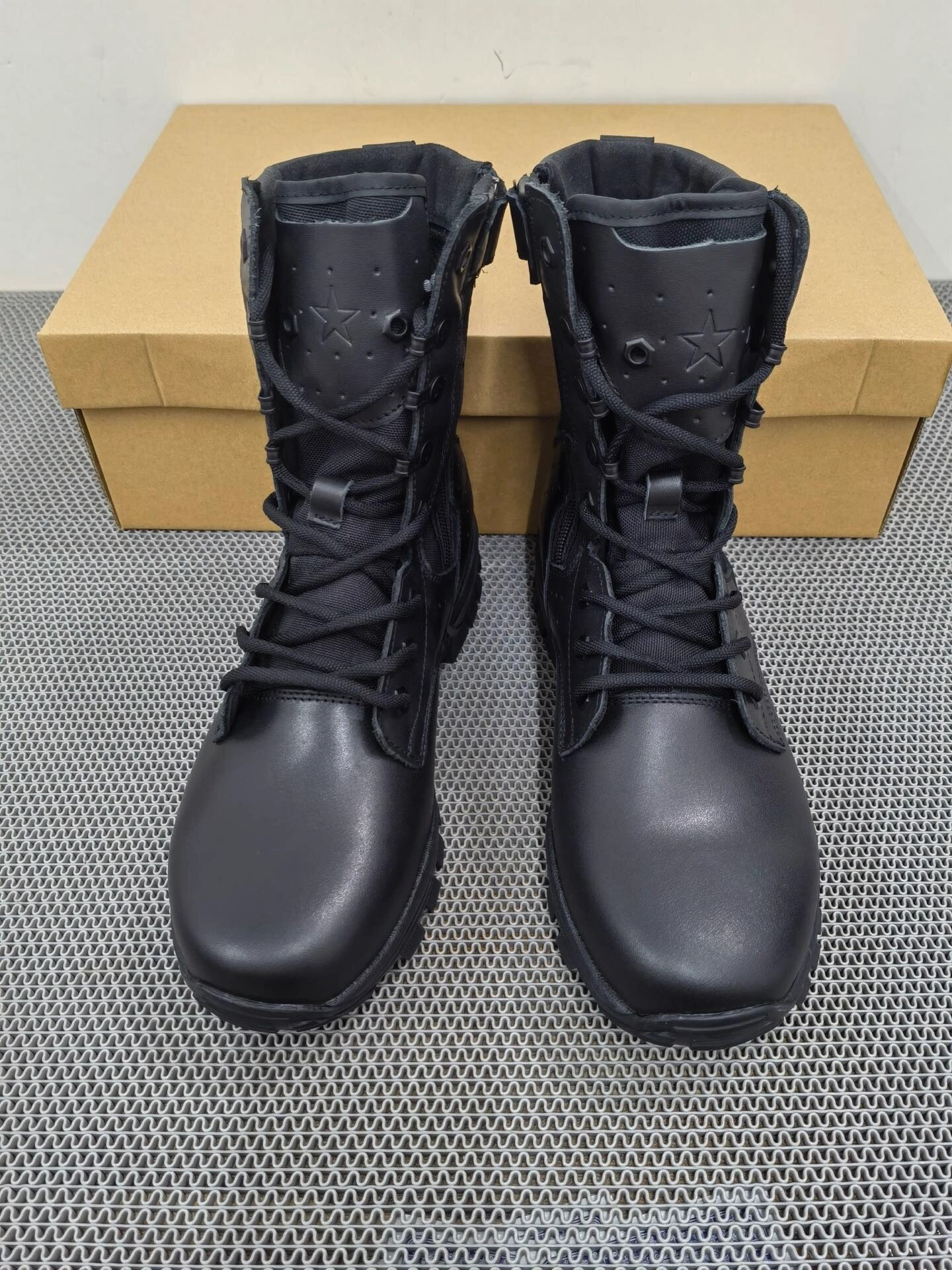 黑色21作战靴,太帅了吧 黑色21作战靴 头层全牛皮鞋面,内侧拉链,前