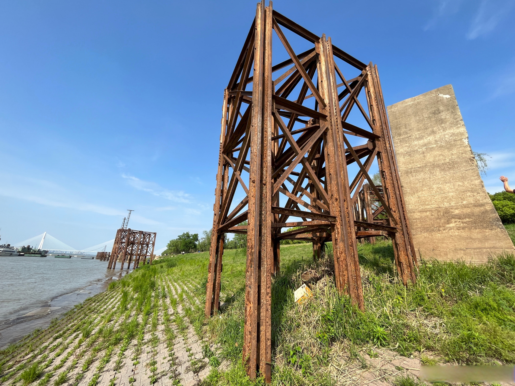 武昌江滩# 旧时的粤汉铁路遗址,今日已成为武昌江滩一景.