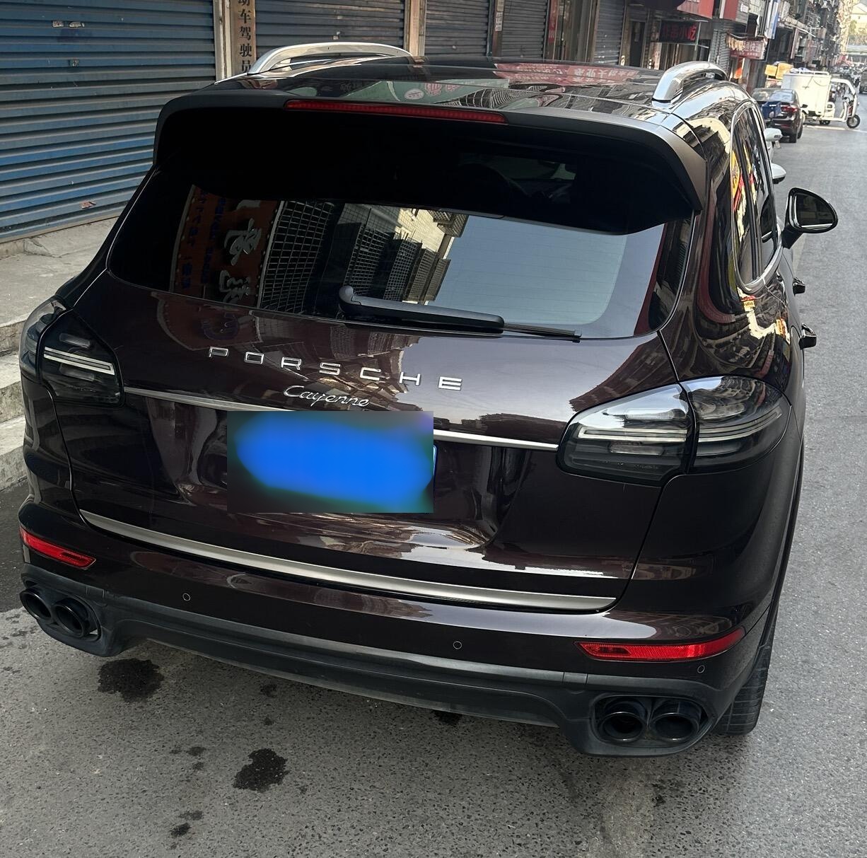 全国首台保时捷卡宴熏黑尾灯