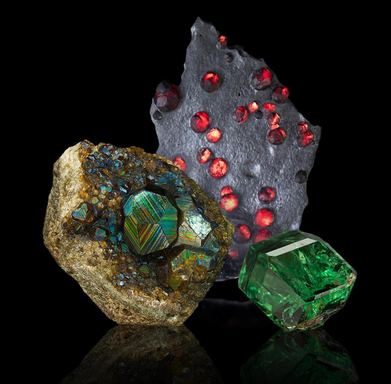 沙弗莱:非洲宝石之王的石榴石魅力 沙弗莱石是一种翠绿色的宝石,属于