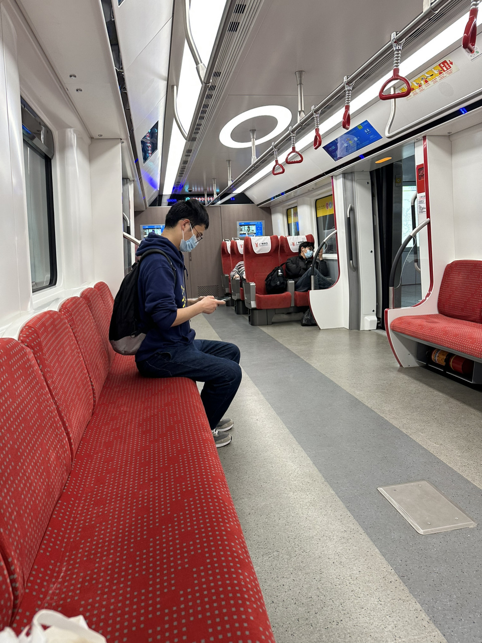 以为走错车厢01确认好几次,没走错,是18号线 广州18号线车厢01