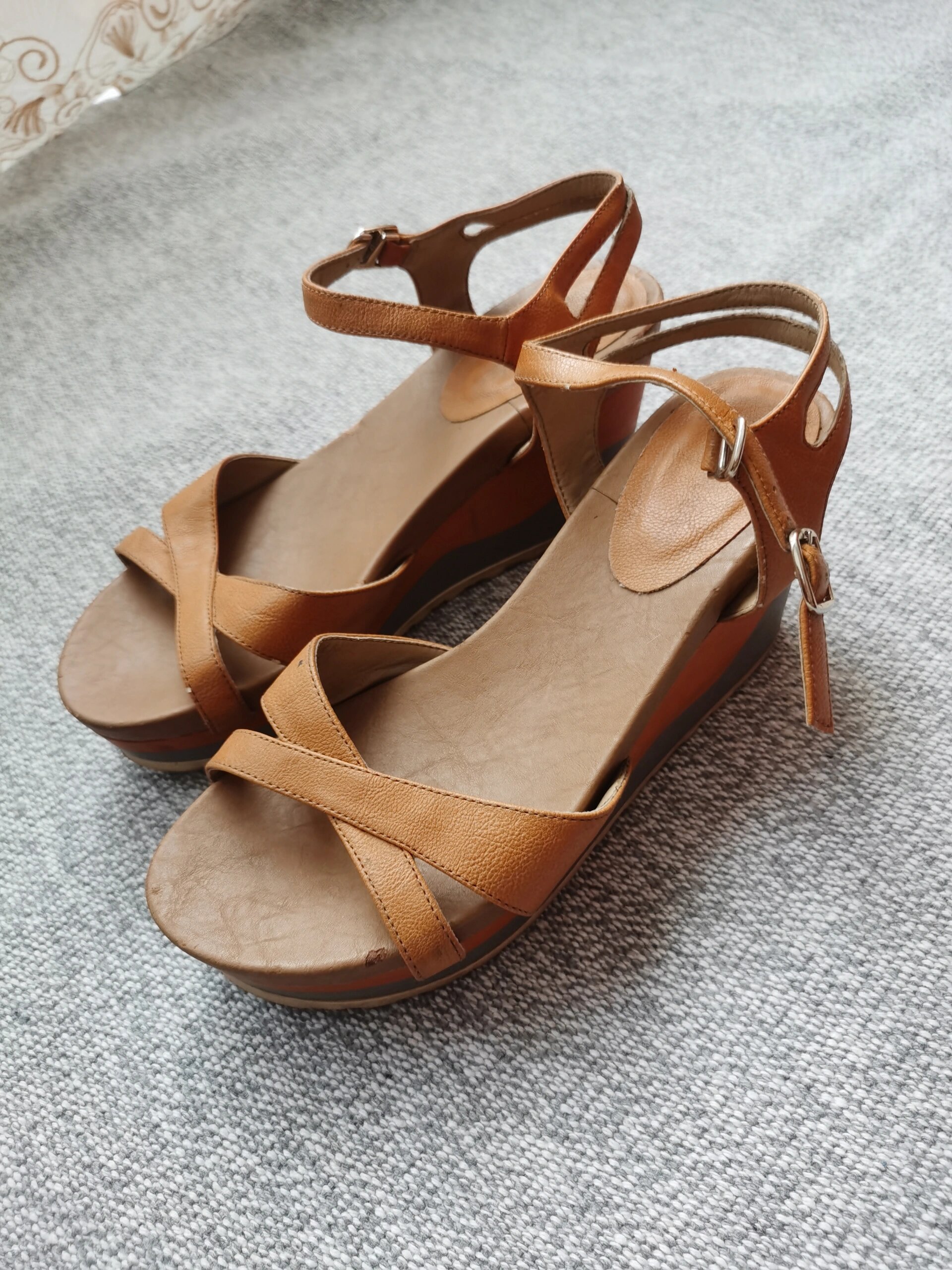 出闲置纯皮女坡跟凉鞋37