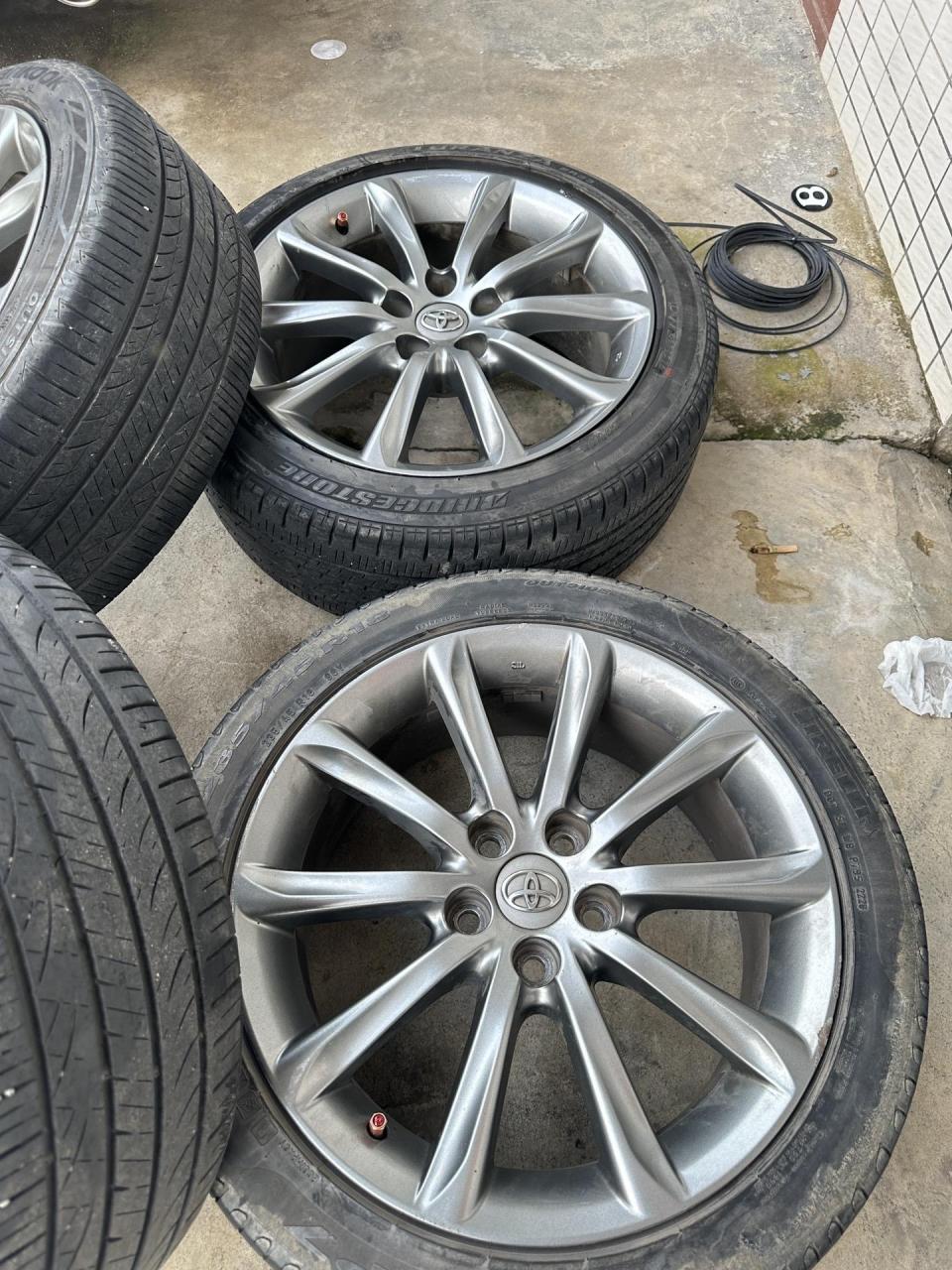 18寸丰田锐志原厂轮毂轮胎 成色很好急出一套 孔距5*114.