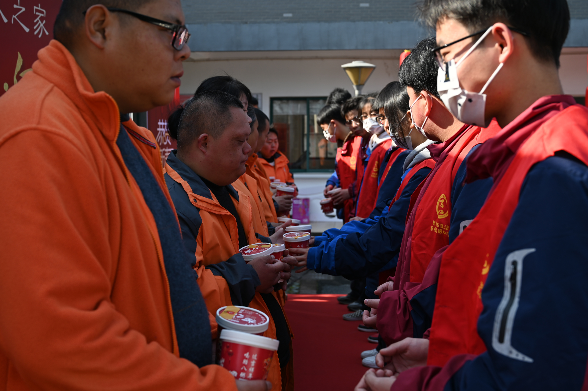 "校园公益行·温情腊八节"杭州市良渚职业高级中学日行一善公益社送福