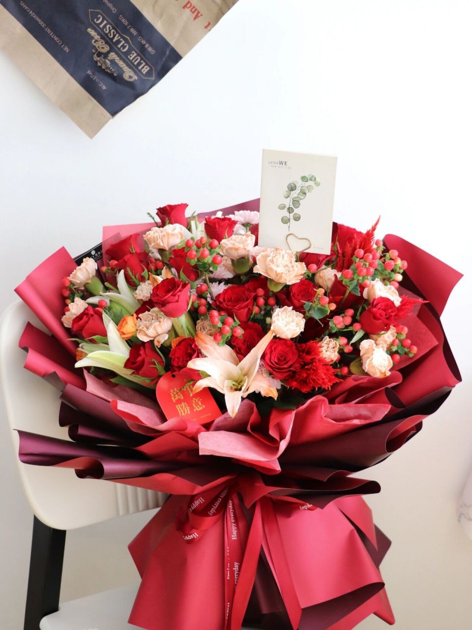 老人祝寿,送长辈过生日的红色系花束 花材有:红色的凤尾 玫瑰95品种