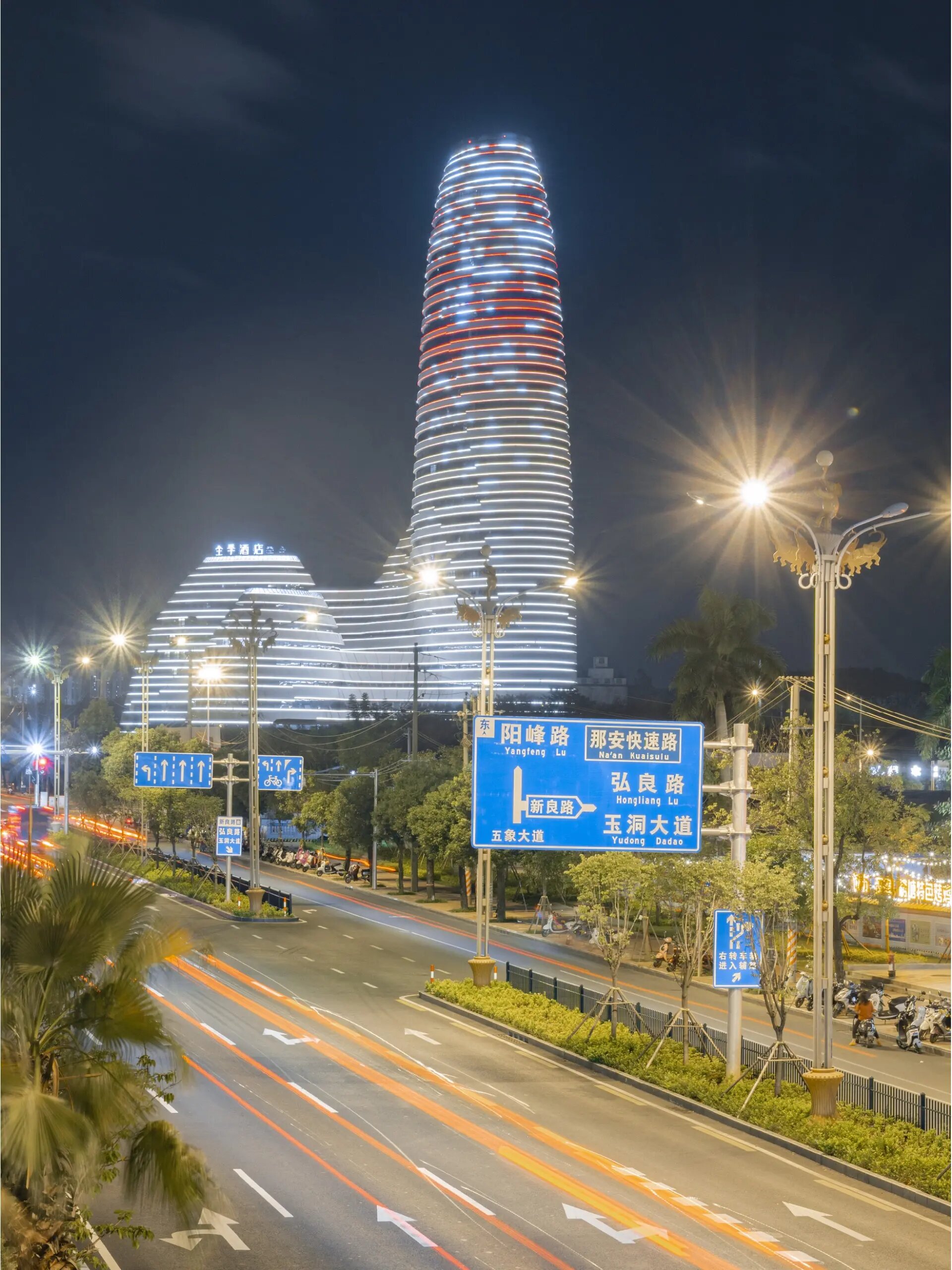 广西新媒体中心这像是什么东西? 这个楼的名字叫做广西新媒体中心大厦