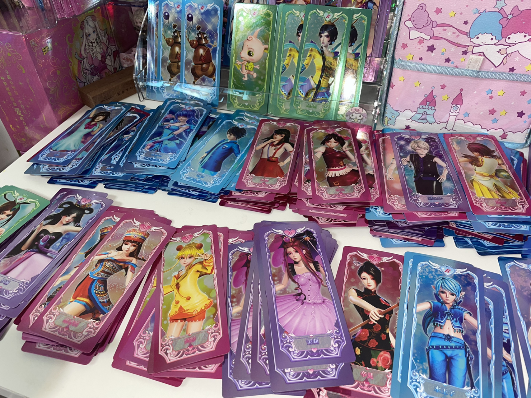 叶罗丽绝版镜面卡 大概一百多张吧 几乎该有的人物都有 重复的很多 1r