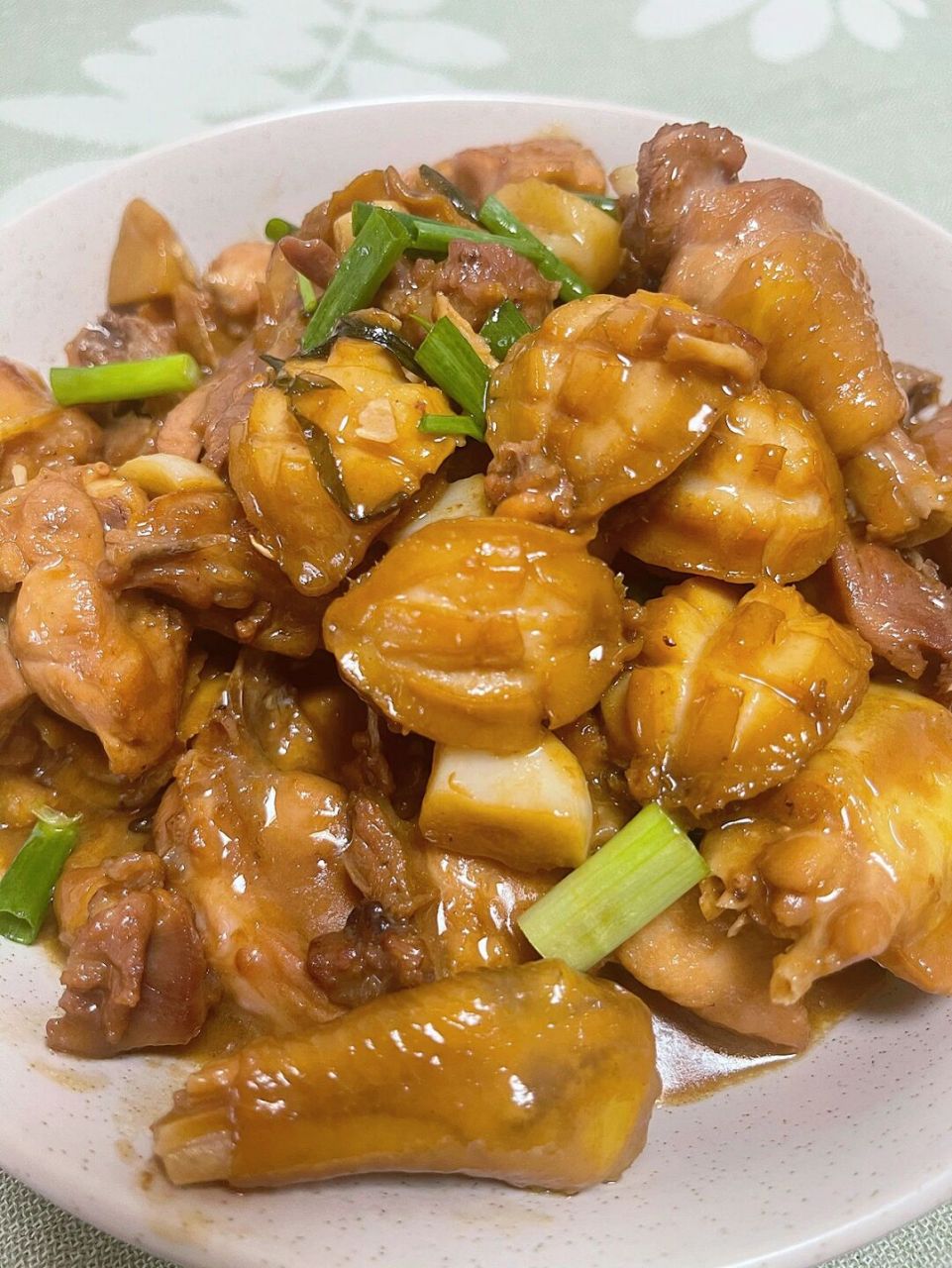 经典粤菜—鲍鱼鸡煲 92 酱香浓郁,鸡肉嫩滑,鲍鱼弹牙爽口的鲍鱼鸡煲