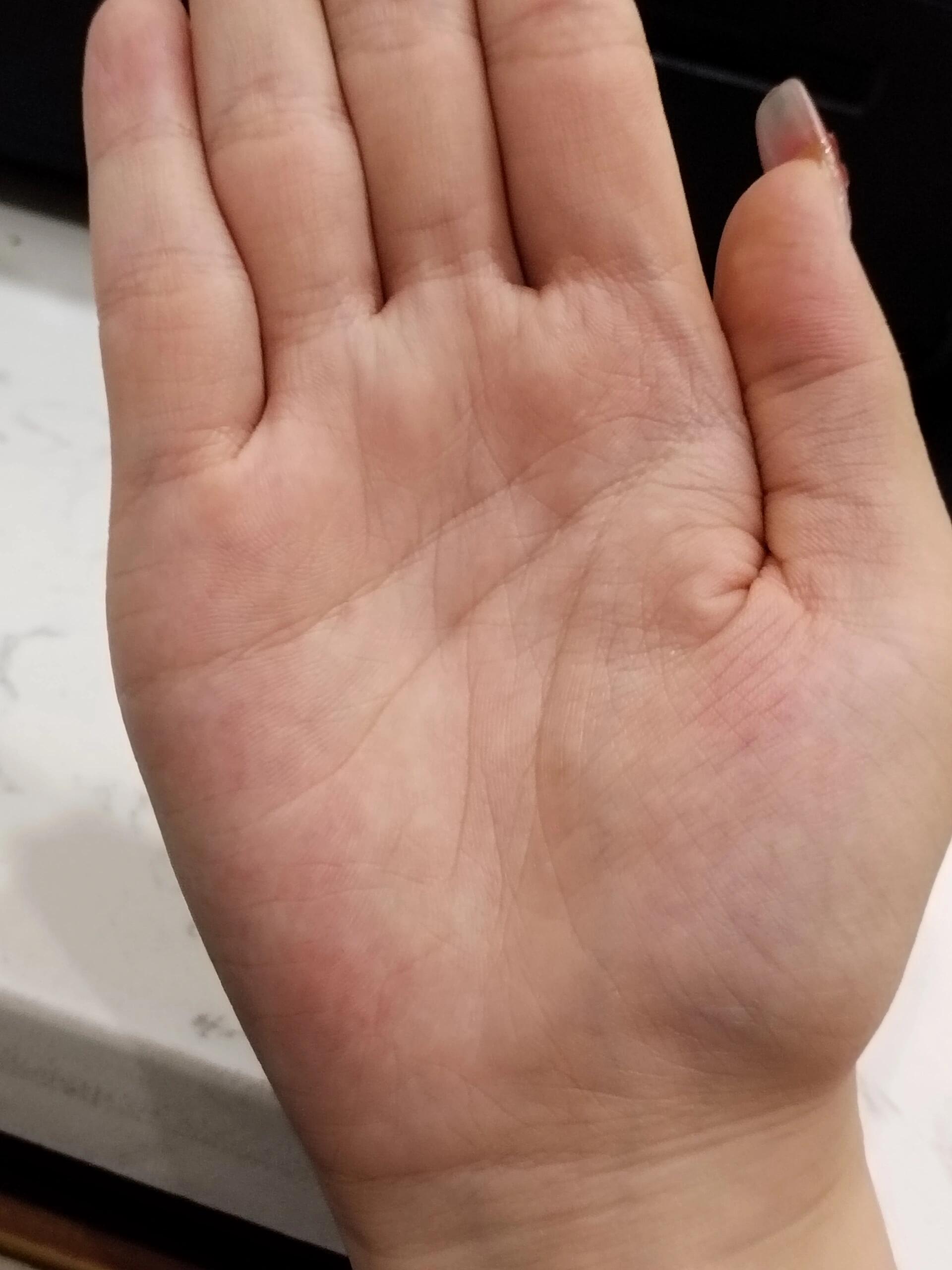 手相 第一张右手,第二张左手.女