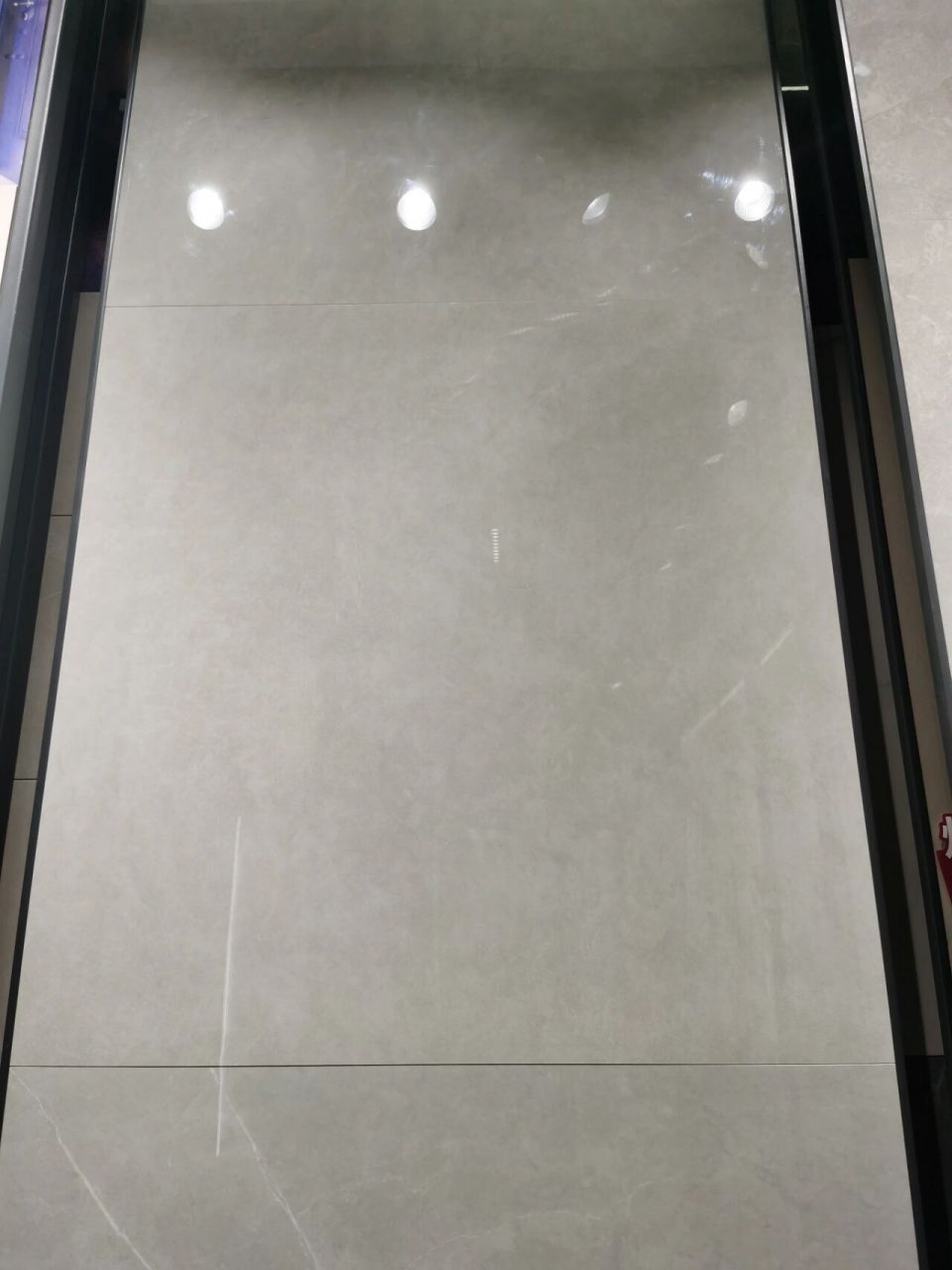 东鹏809115新品素雅灰 挑瓷砖挑到炸裂,在店里第一眼看到这款砖,觉得