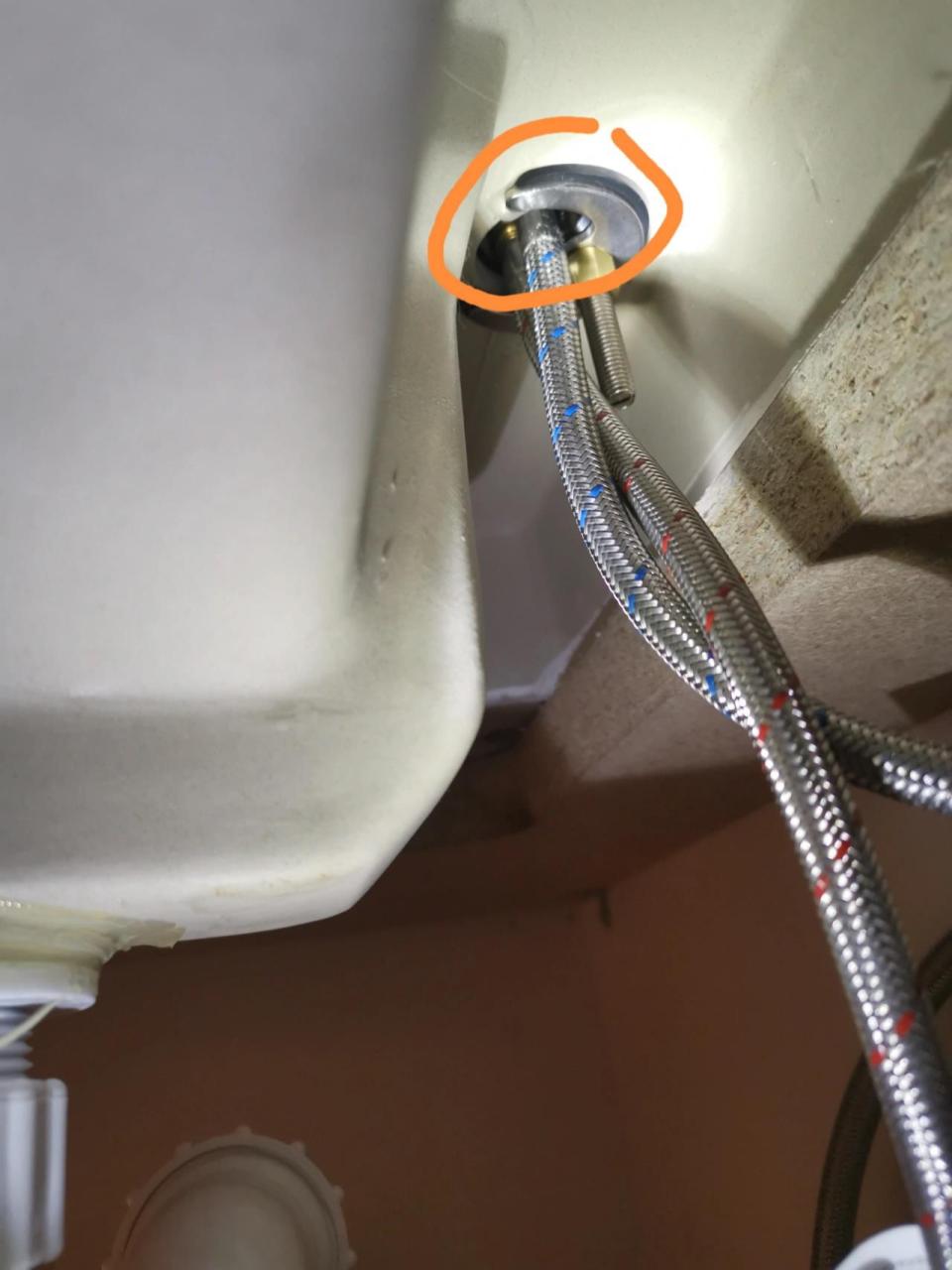 洗手池下面漏水怎么办? 终于找到洗手盆哪里漏水了.