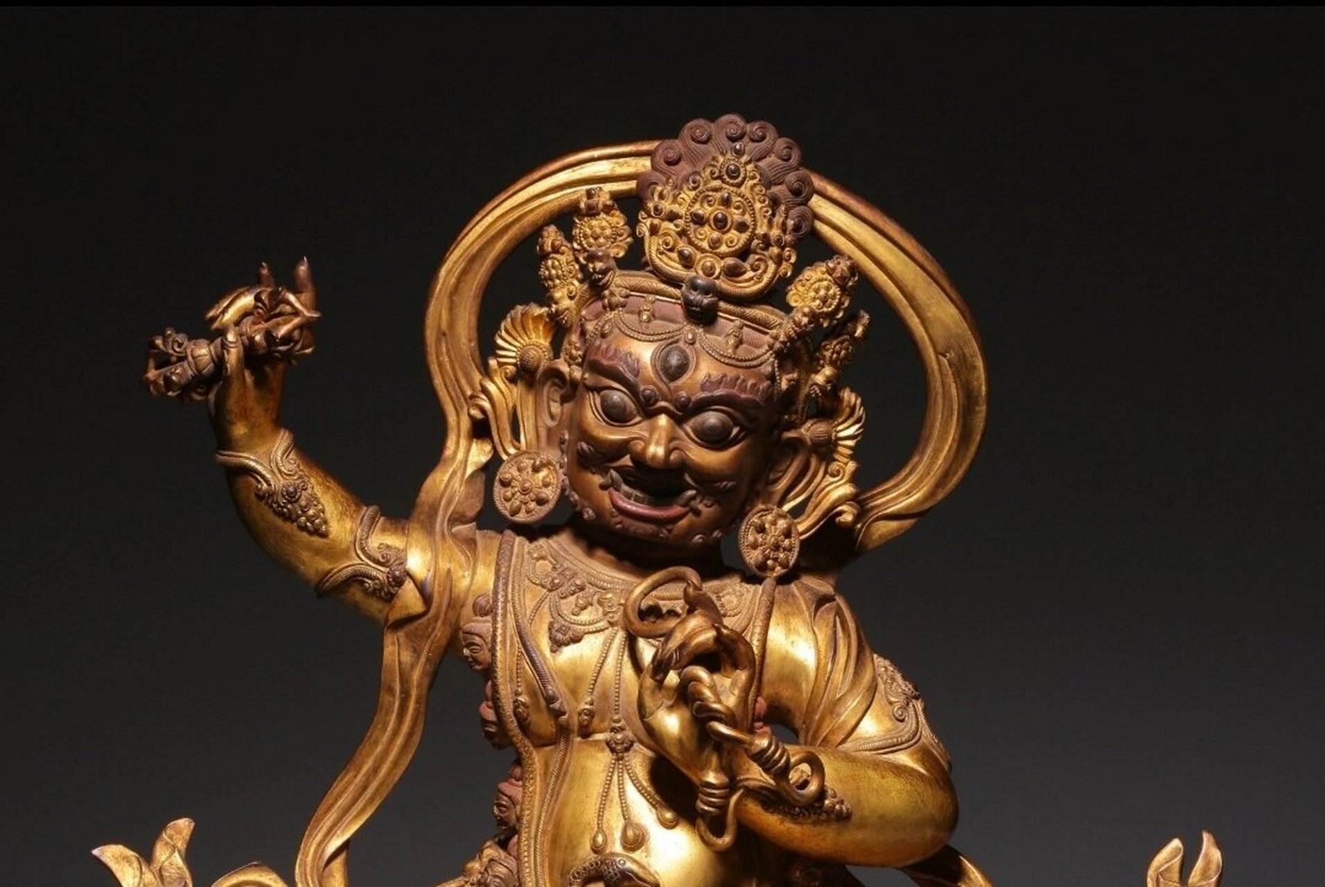 金刚手菩萨 明代,"大明永乐年施"铜鎏金金刚手菩萨 高41.5厘米,长35.