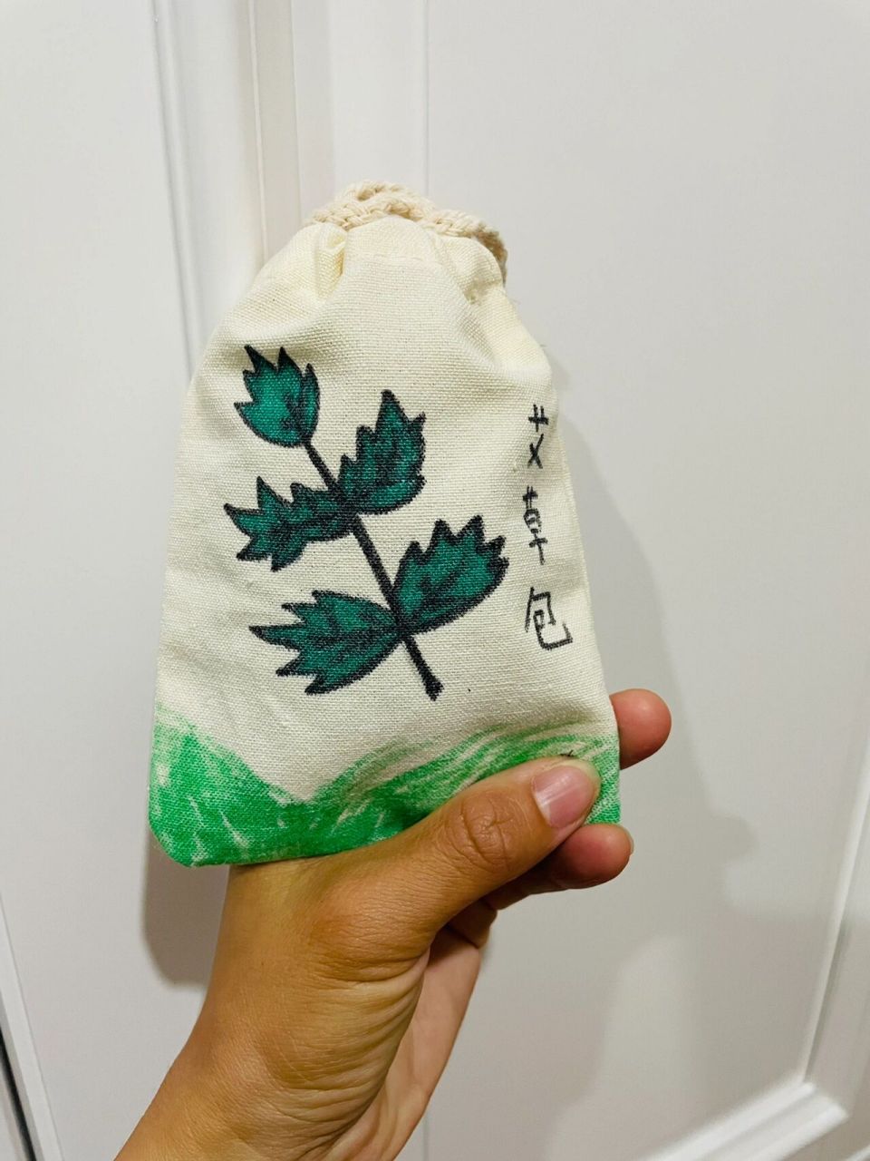 手绘中草药包 手绘艾草包 感觉还挺好看