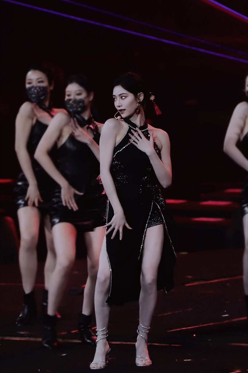 许佳琪跳舞真令人着迷#看完许佳琪的舞台真的是一整个被拿捏住,扑面