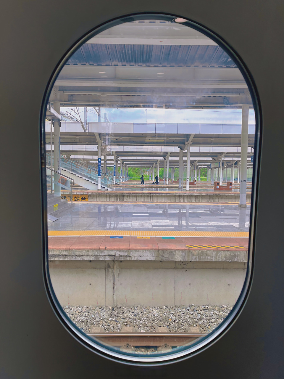 【#高铁车窗外的风景有多美# 】乘着复兴号抬头望向窗外,仿佛打开了一