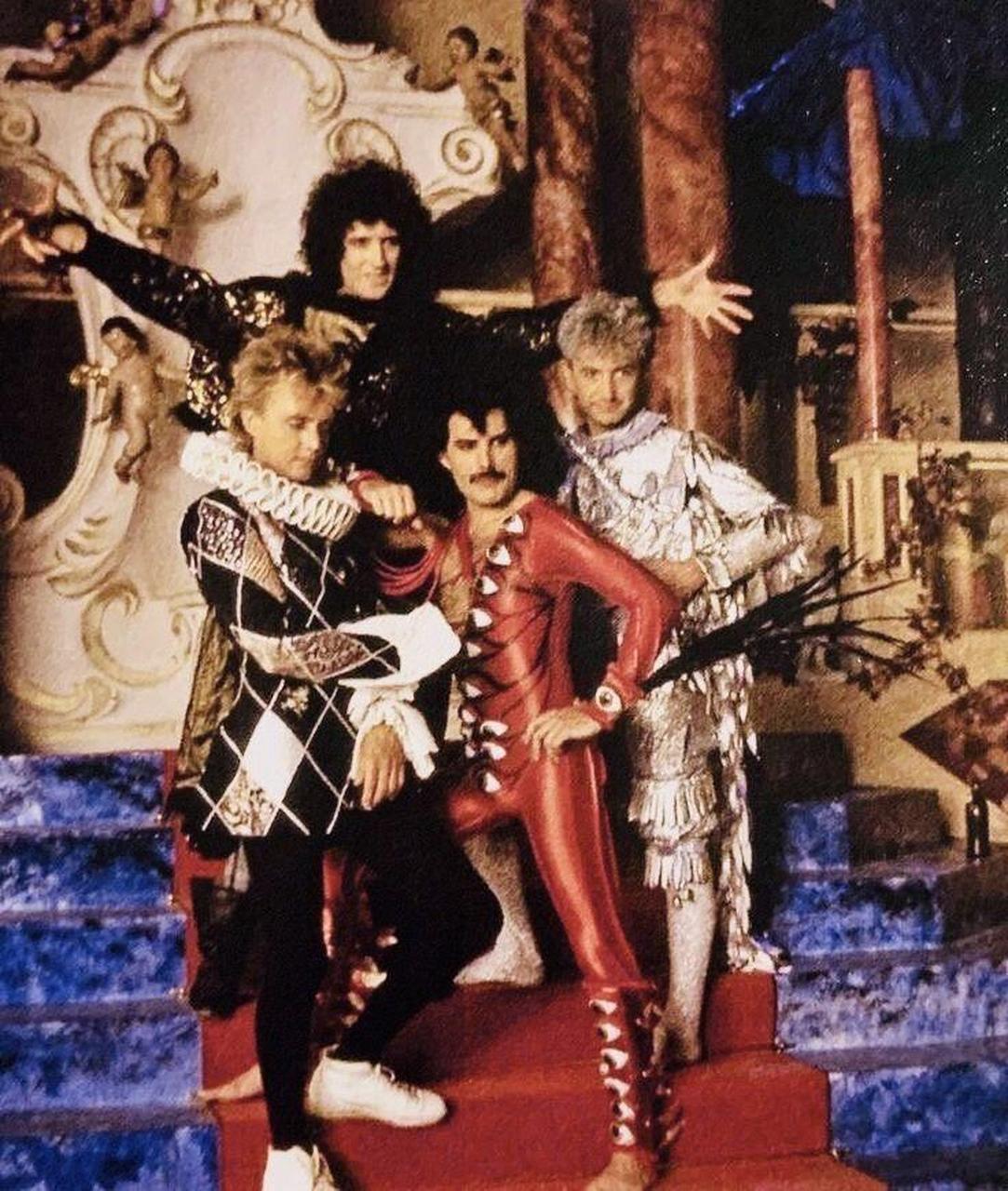 皇后乐队queen的最早的两个成员是布莱恩梅brian may和罗杰泰勒roger