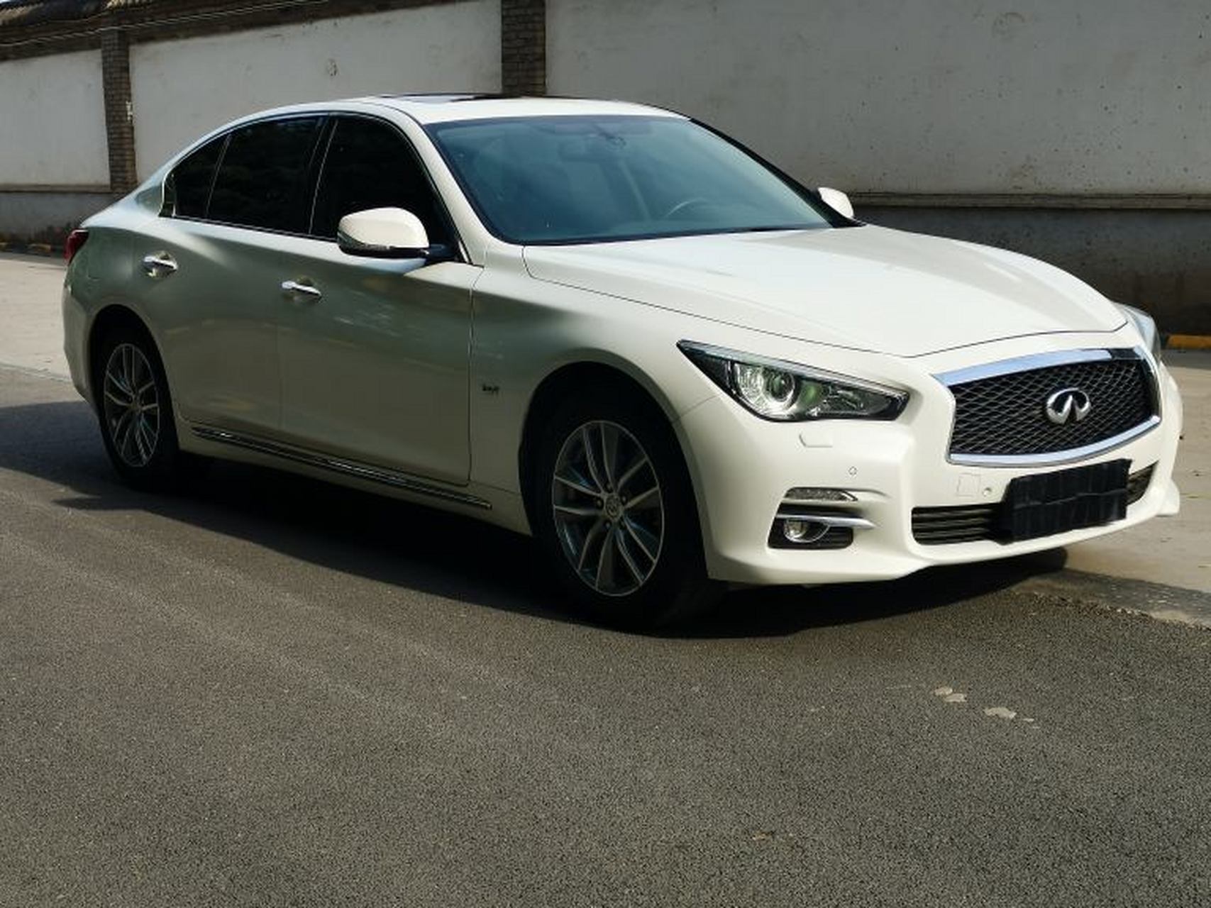 17年12月英菲尼迪q50l,2.0t,13万公里,车况右侧更换两个车门.