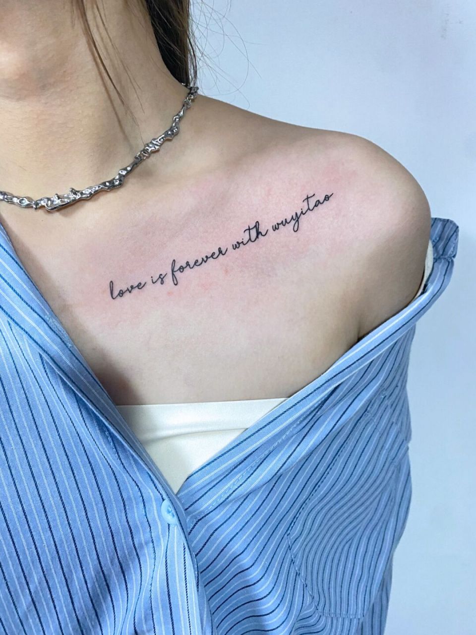 向爱的人表达爱意|锁骨英文纹身～ 太好看了吧～[偷笑] 女生纹身 . .