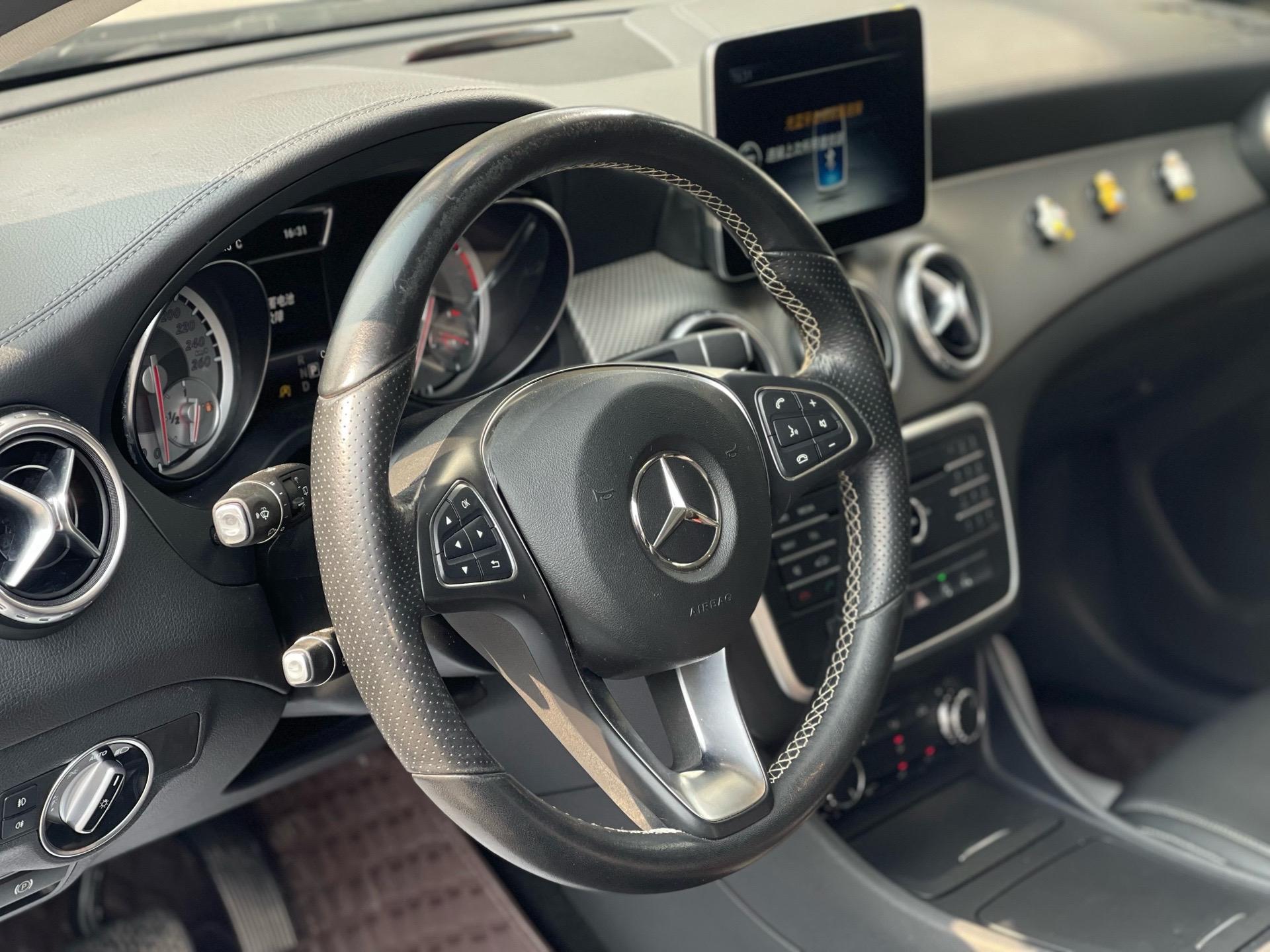 新到17年奔驰gla级 2017款 gla 200 动感型,原版车况,安全行驶7万公里