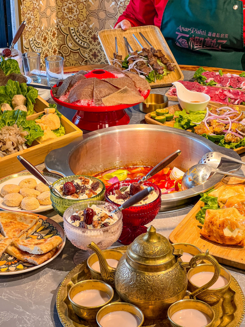 一口羊排09一口鲜牛肉 配上新疆特有的咸奶茶04 真的有在大草原